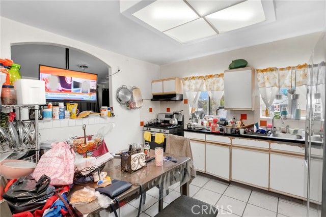 Los Angeles, California, 90023, United States, 4 Bedrooms Bedrooms, ,Residential,For Sale,1881360