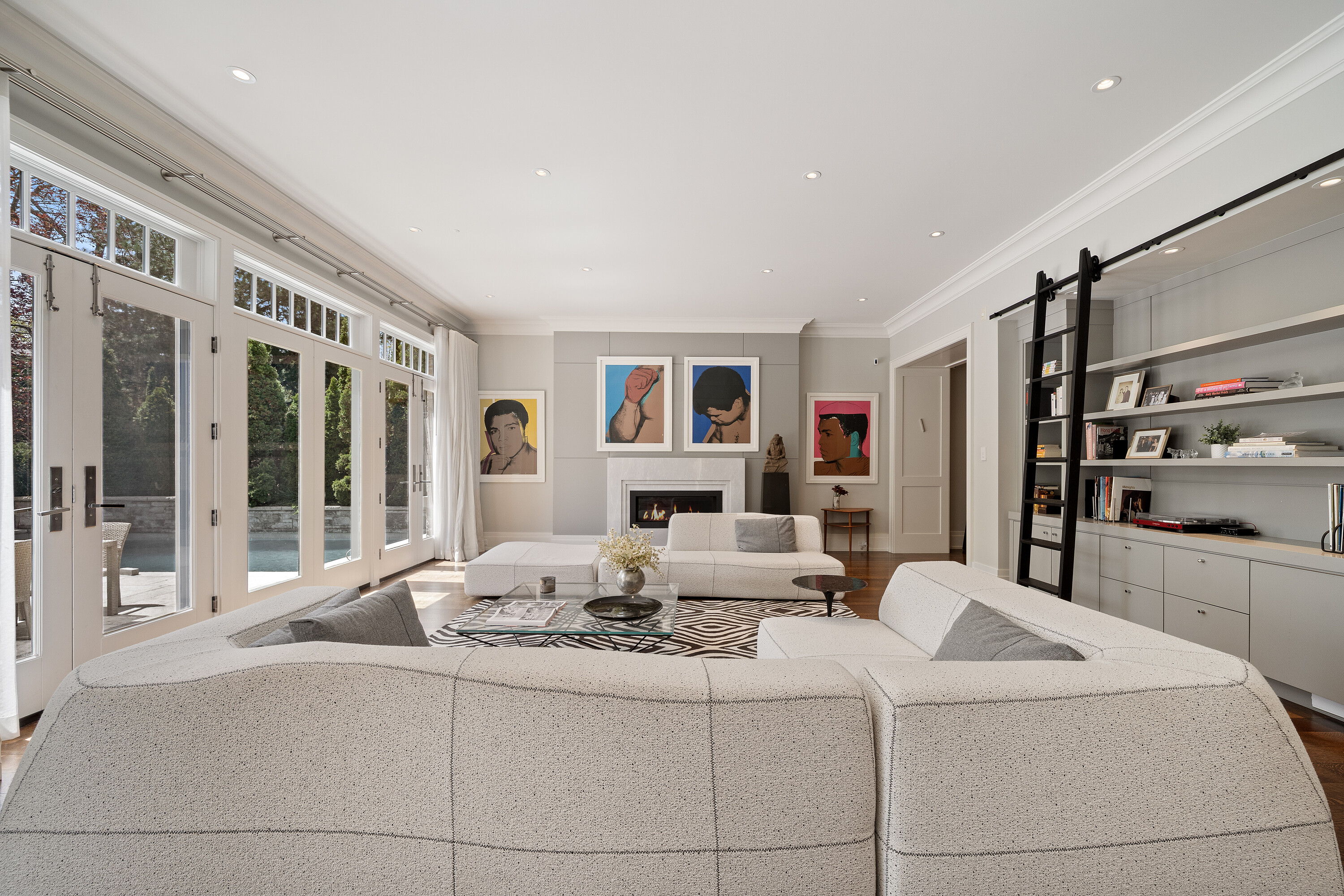  Coveted Lawrence Park Location - 物件實景