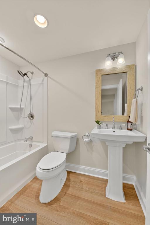 Arlington, Virginia, 22213, United States, 5 Bedrooms Bedrooms, ,5 BathroomsBathrooms,Residential,For Sale,1982488