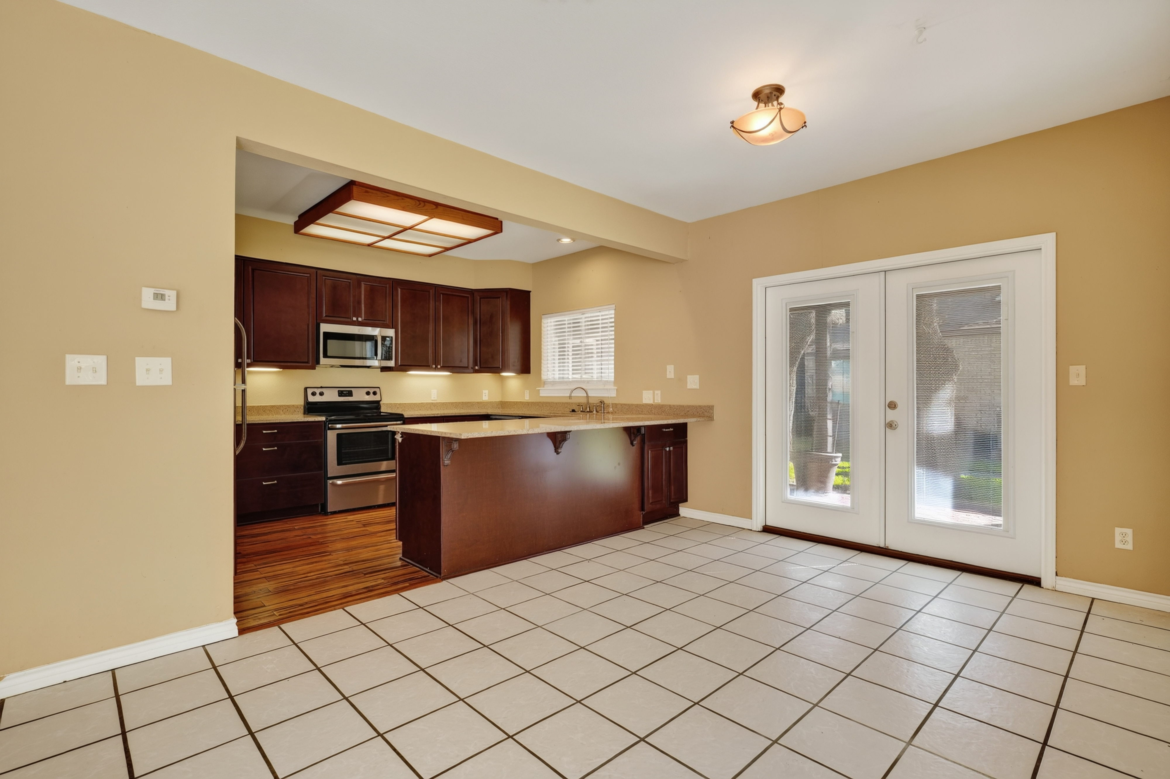  Desirable One-Level Condo with Pool Views - 物件實景