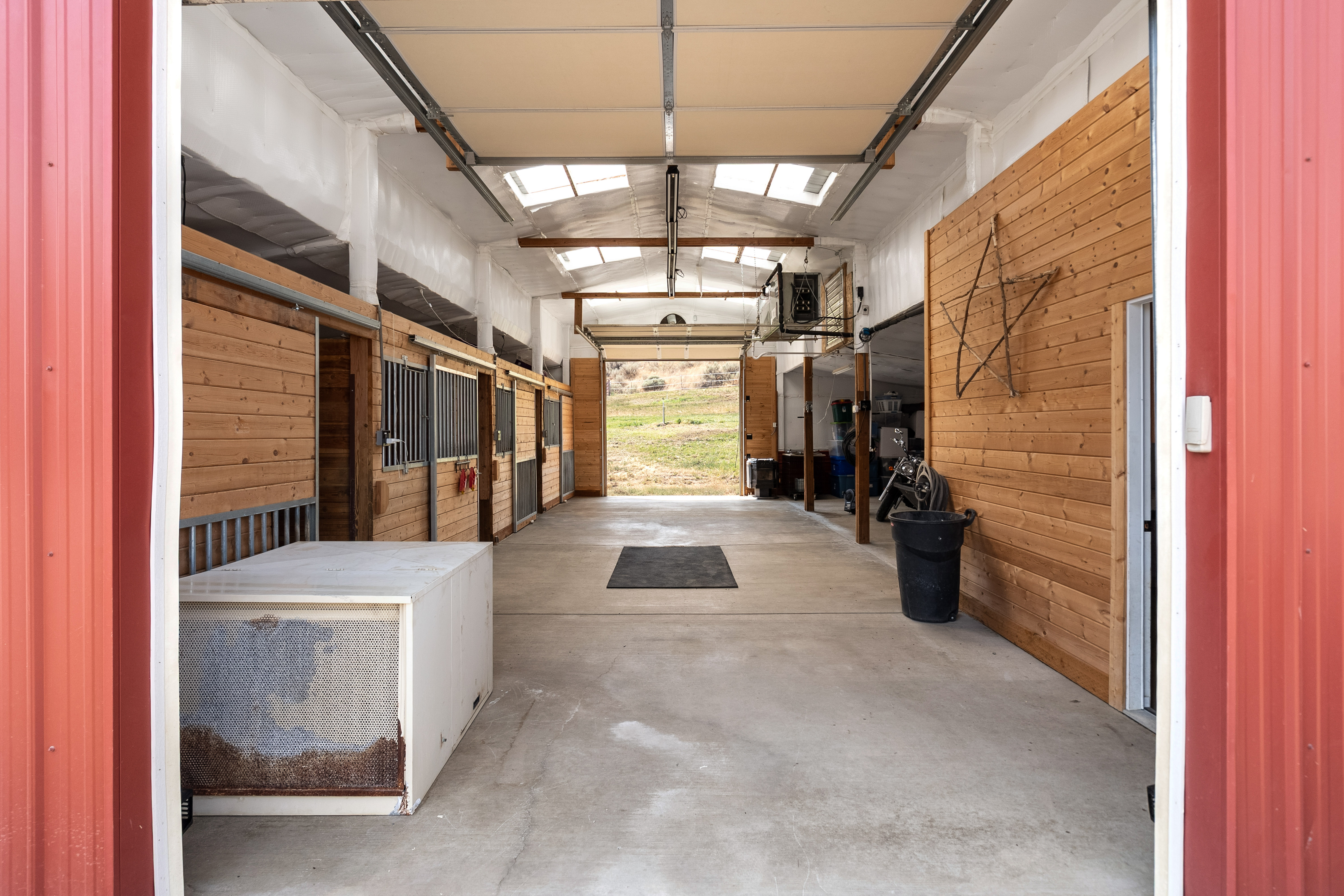  5.4 Acres, Barn, Shop, Pool and Views - 物件實景
