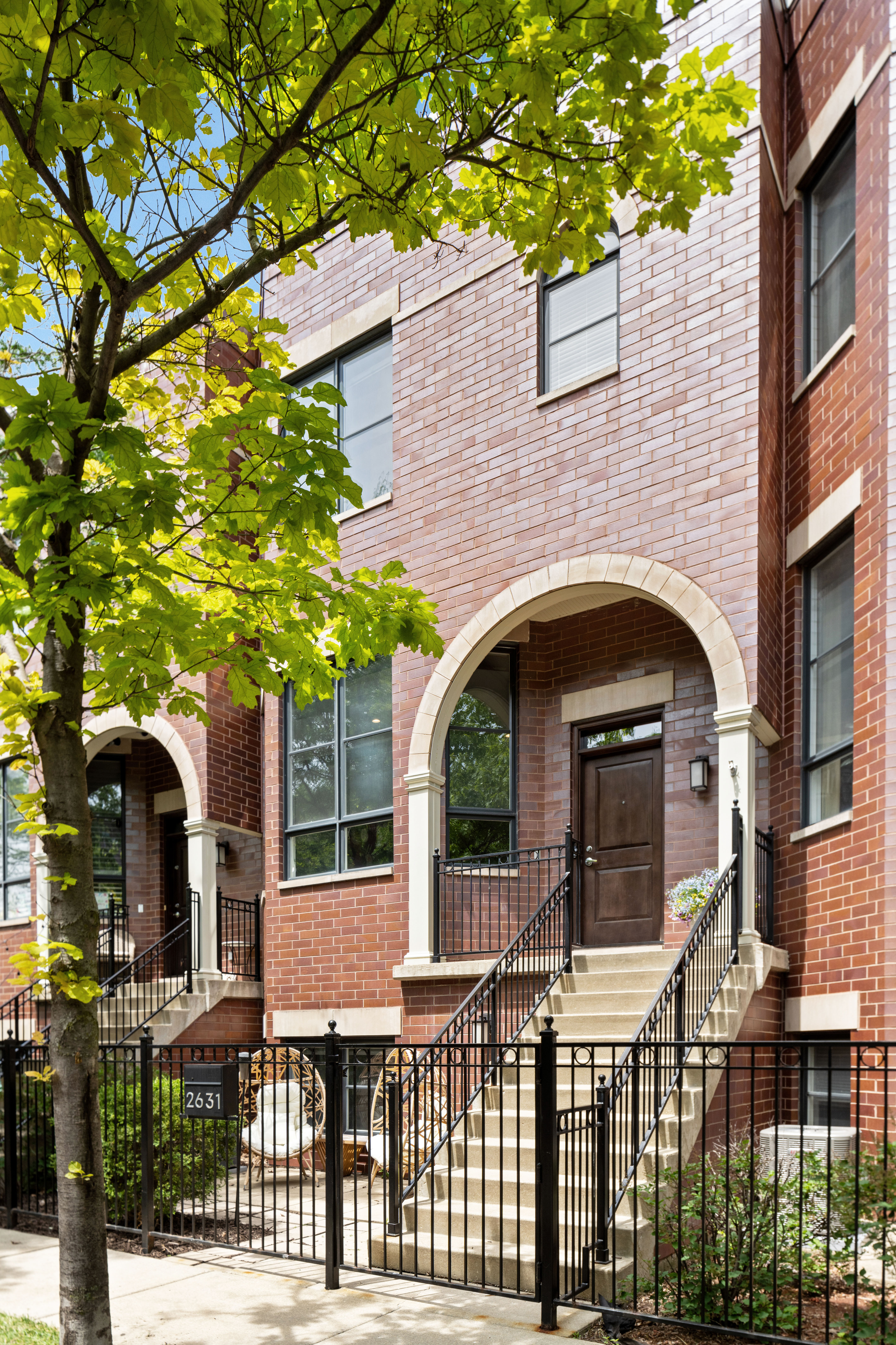  All Brick Townhome that Lives like a Single-family Home - 物件實景