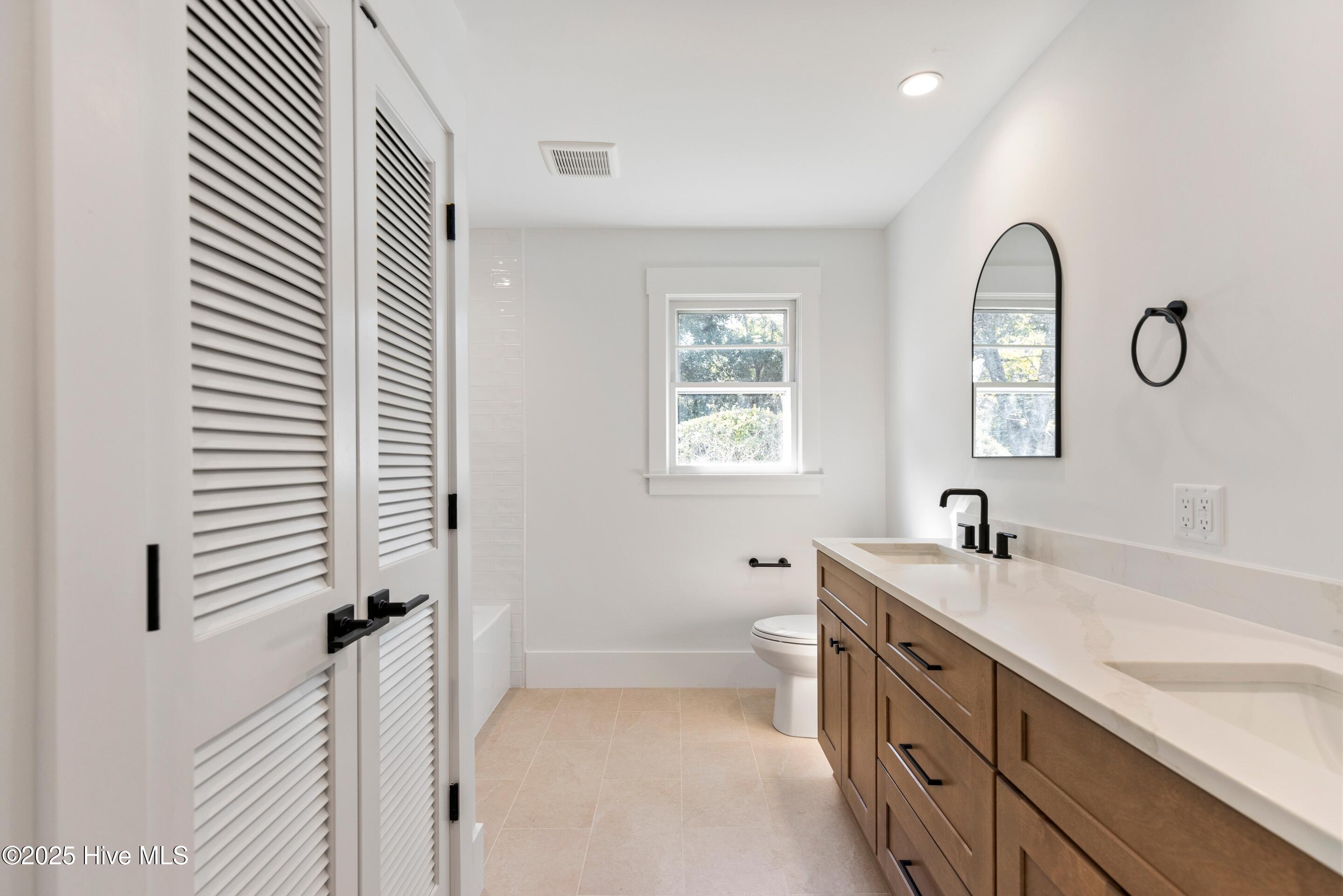 Wilmington, North Carolina, 28403, United States, 4 Bedrooms Bedrooms, ,2 BathroomsBathrooms,Residential,For Sale,1991913