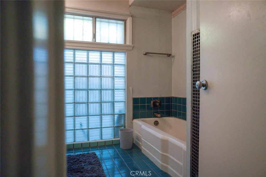 Los Angeles, California, 90018, United States, 2 Bedrooms Bedrooms, ,1 BathroomBathrooms,Residential,For Sale,1928435