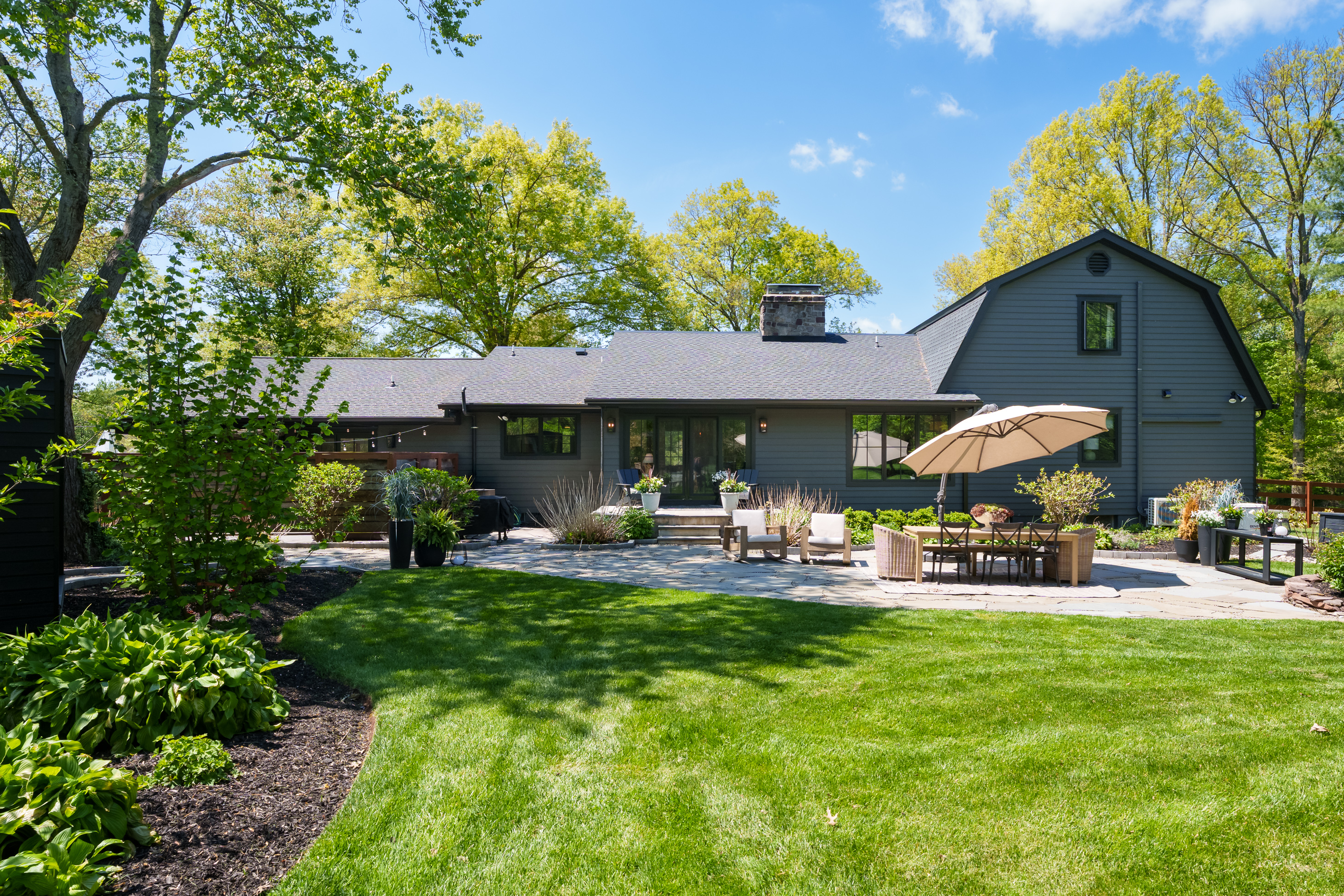  Turnkey Home Featuring Designer Kitchen, New Baths, and Resort-Style Yard - 物件實景