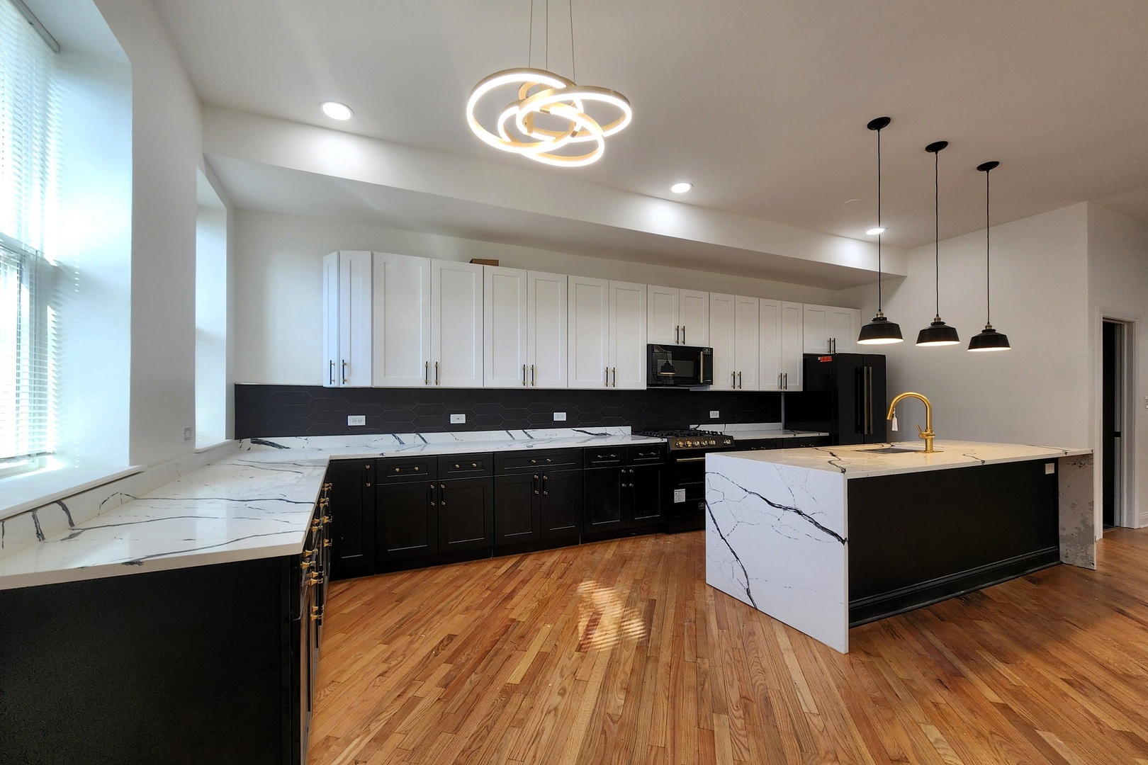 Chicago, Illinois, 60637, United States, 4 Bedrooms Bedrooms, ,4 BathroomsBathrooms,Residential,For Sale,1987996