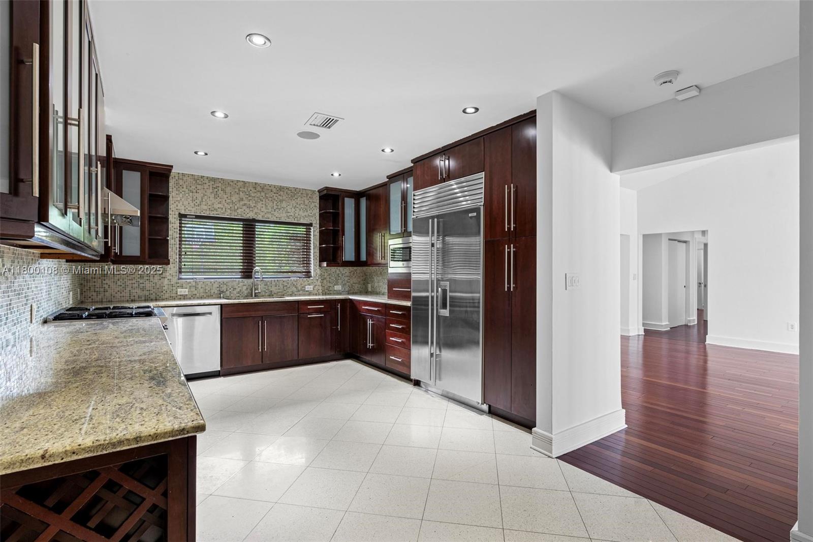 North Miami, Florida, 33181, United States, 5 Bedrooms Bedrooms, ,5 BathroomsBathrooms,Residential,For Sale,1804760