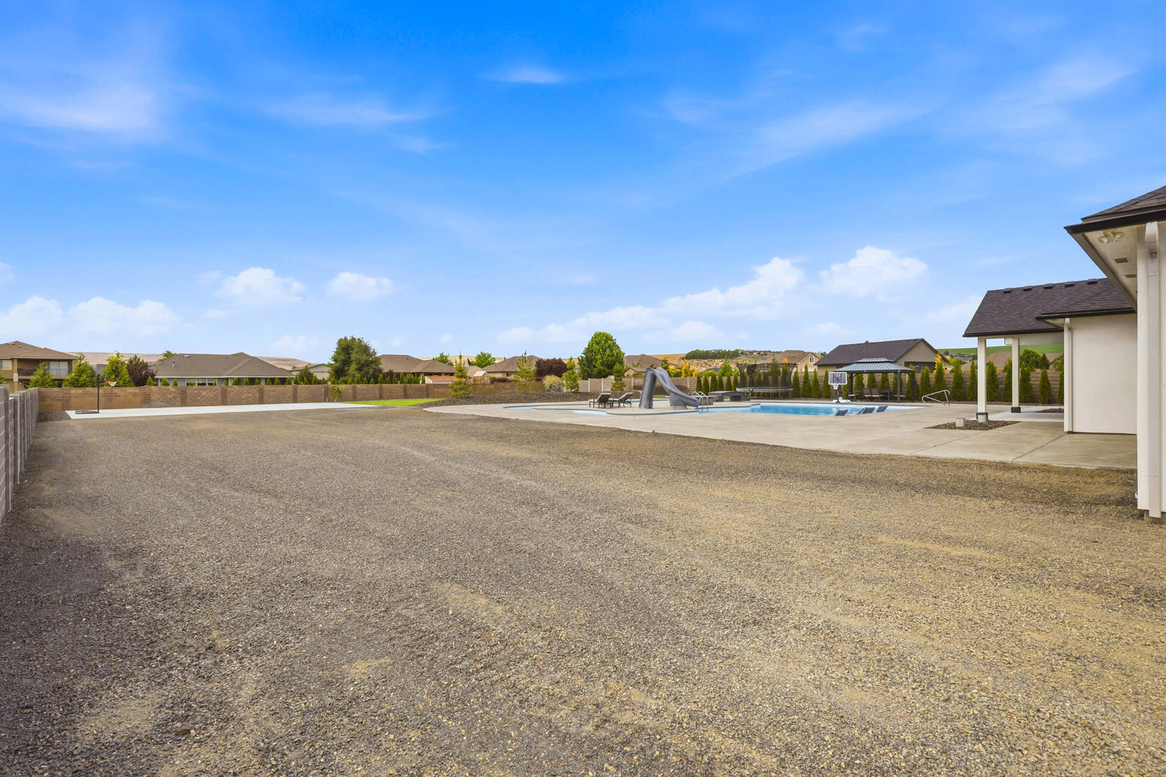  1 acre, room for shop, large pool with lazy river - 物件實景