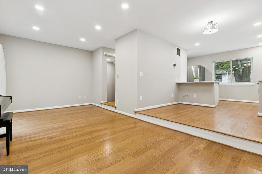 Reston, Virginia, 20191, United States, 3 Bedrooms Bedrooms, ,3 BathroomsBathrooms,Residential,For Sale,1978465