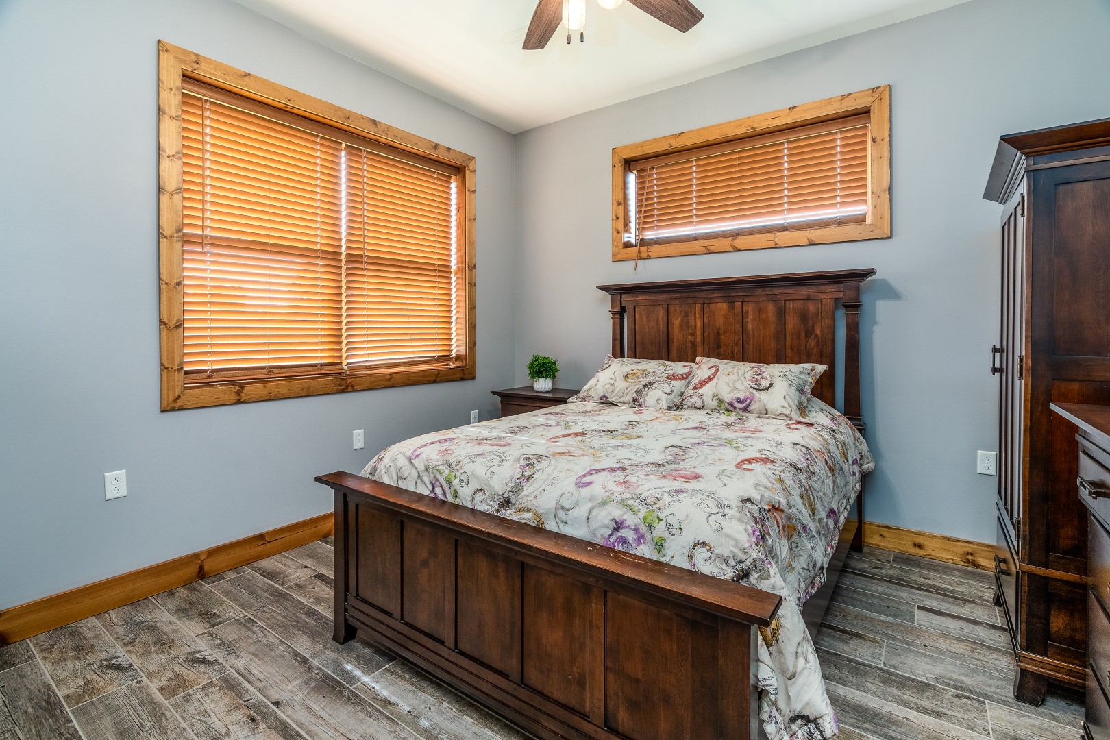 Carbondale, Illinois, 62902, United States, 3 Bedrooms Bedrooms, ,8 BathroomsBathrooms,Residential,For Sale,1986074