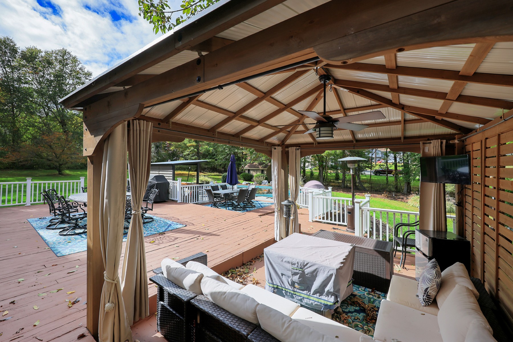  Inviting Ranch Home Offers Exceptional Indoor-Outdoor Entertainment Spaces - 物件實景