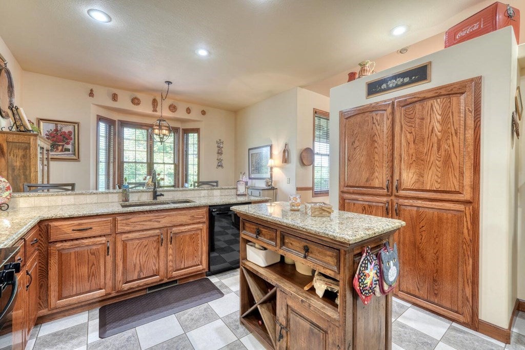 Murphy, North Carolina, 28906, United States, 3 Bedrooms Bedrooms, ,2 BathroomsBathrooms,Residential,For Sale,1926977