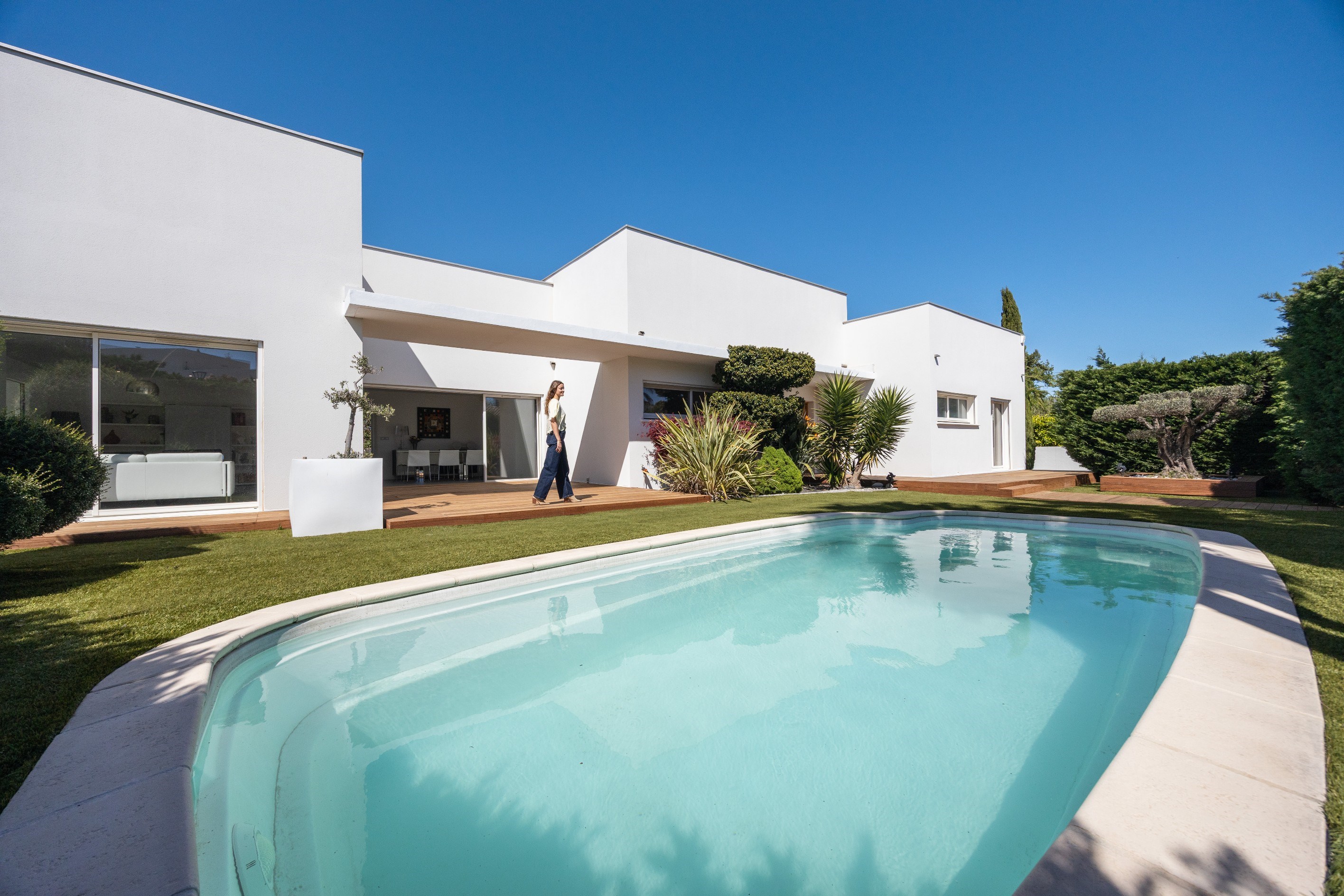  MODERN SINGLE-STORY HOME WITH A POOL IN A QUIET NEIGHBORHOOD - 物件實景