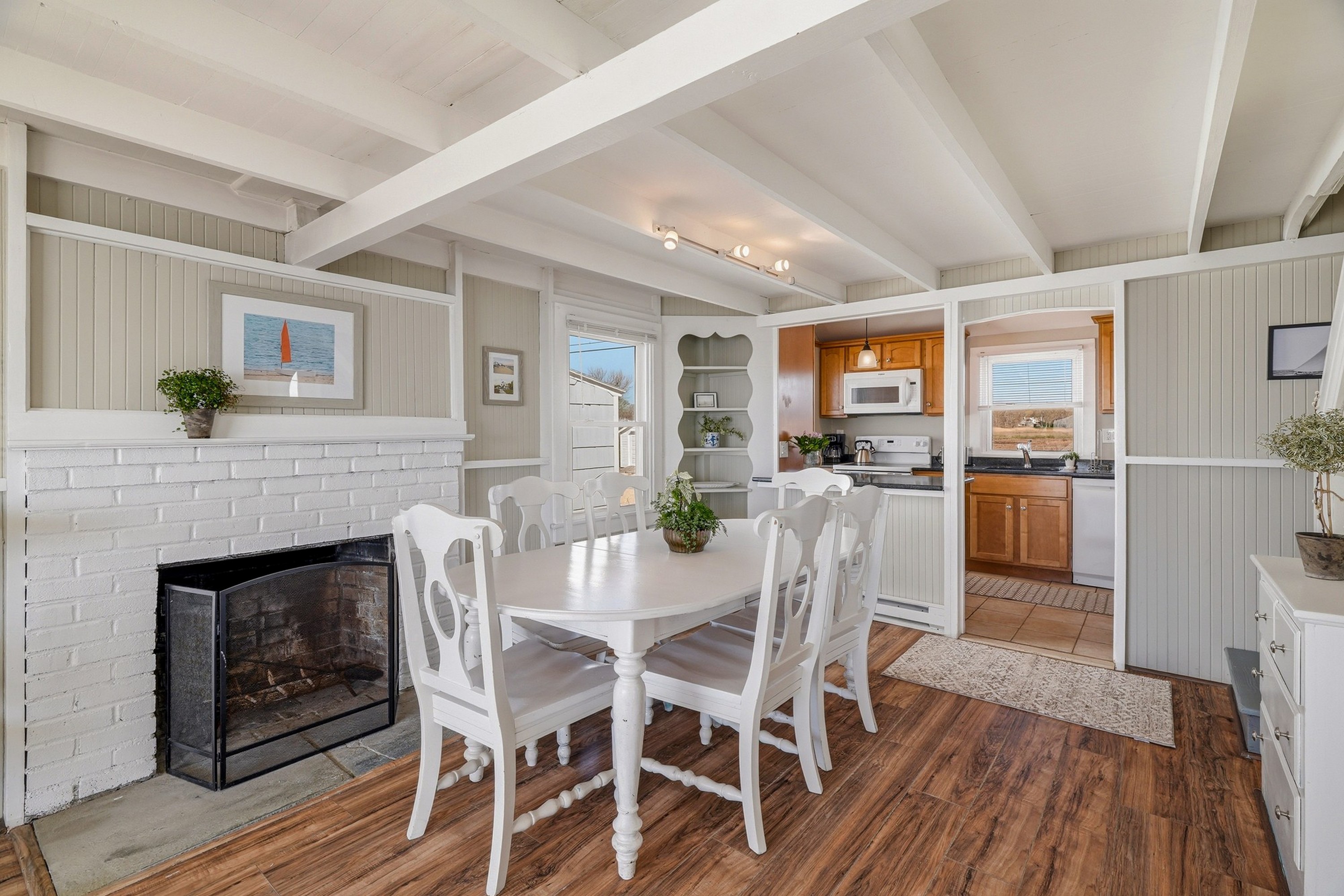  Charming Direct Waterfront Beach Cottage at Hawk