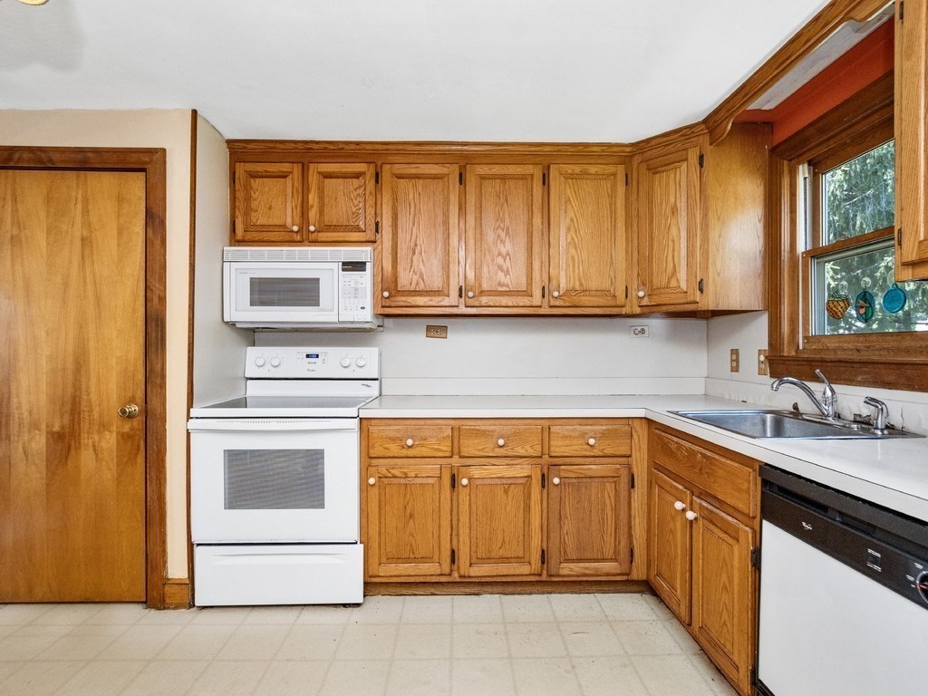 Waltham, Massachusetts, 02452, United States, 4 Bedrooms Bedrooms, ,2 BathroomsBathrooms,Residential,For Sale,1939340