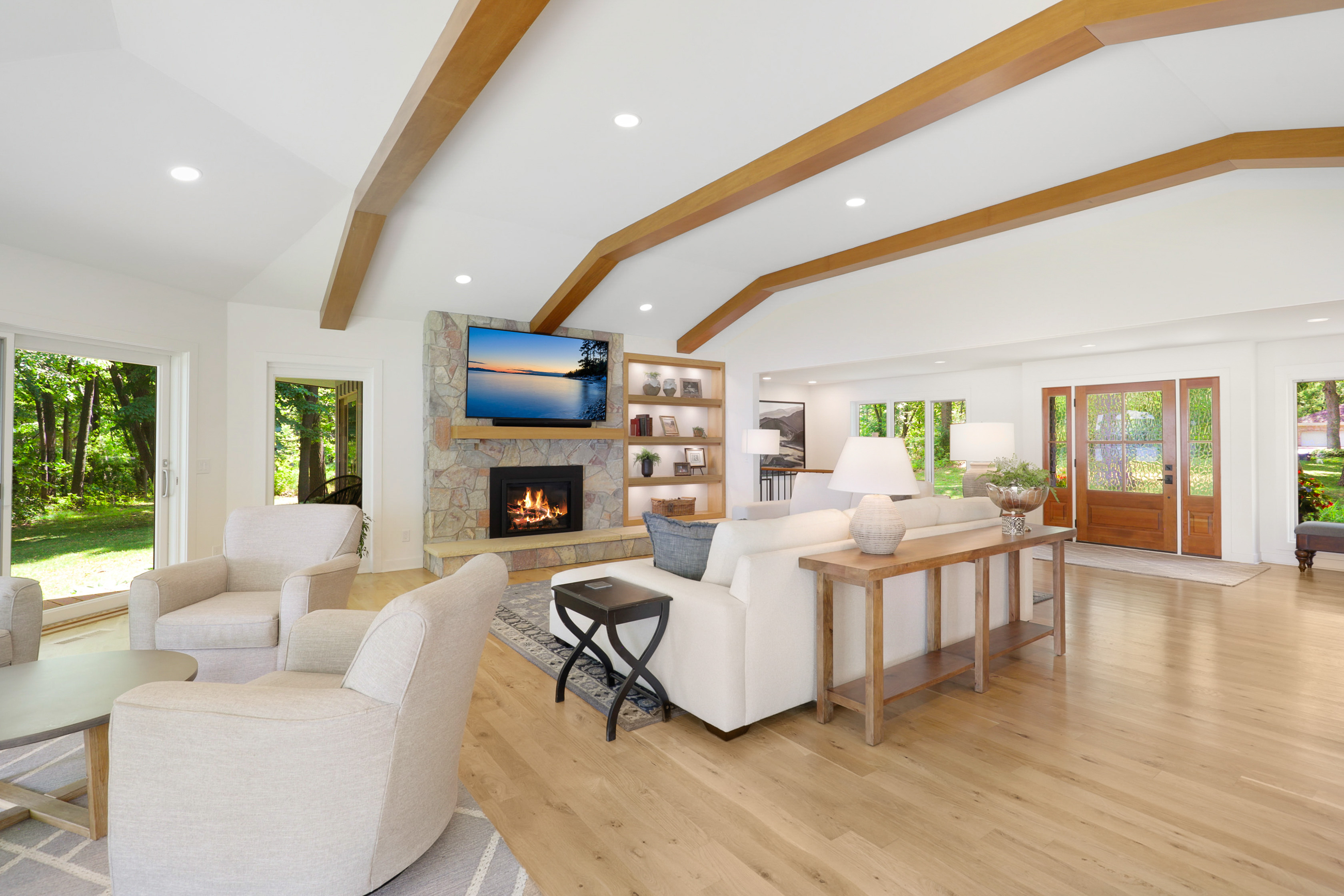  Lakeside Luxury with Timeless Charm and Modern Touches - 物件實景