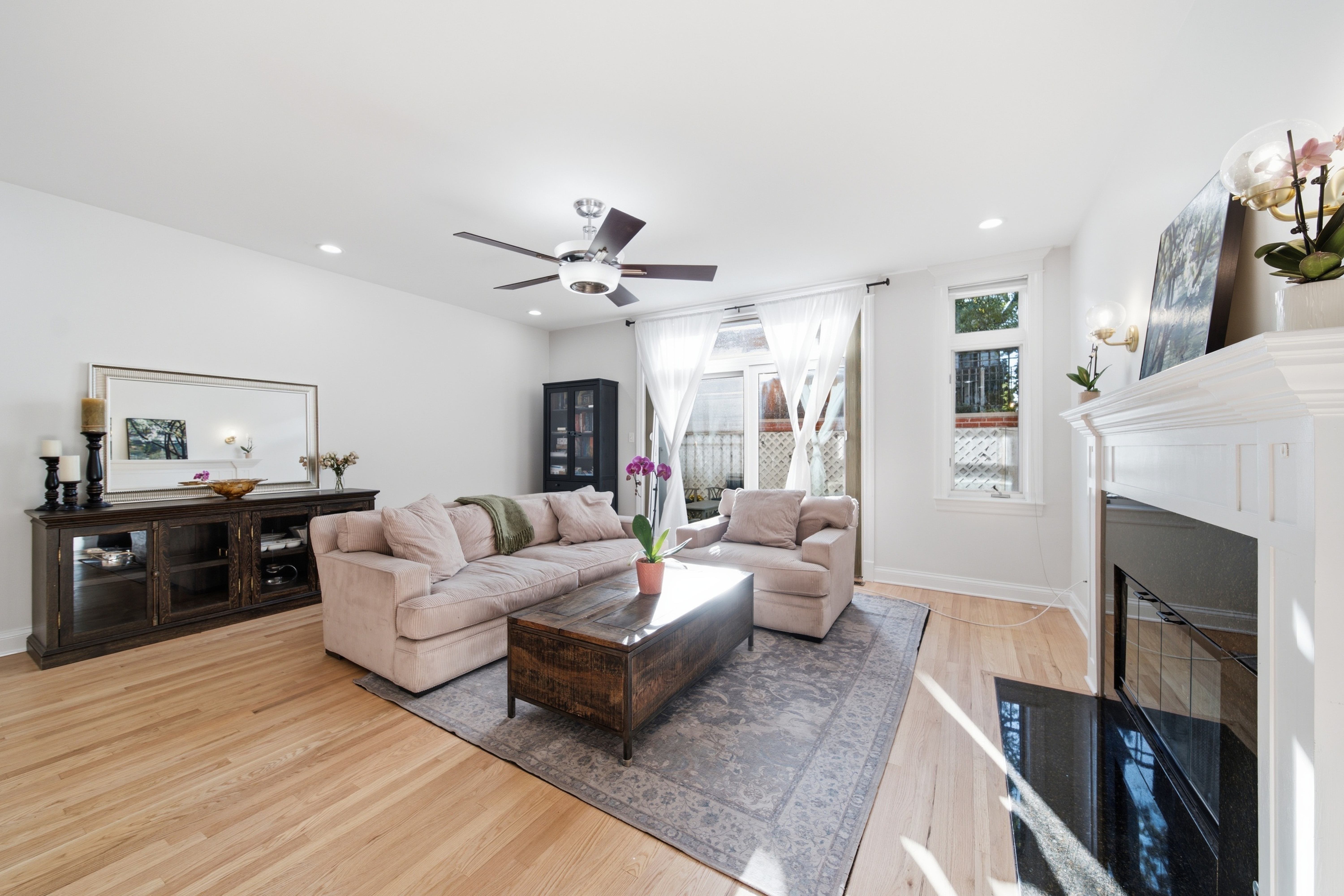  Condo Set on a Beautiful Tree-lined, One-way Street in the Heart of Lakeview - 物件實景
