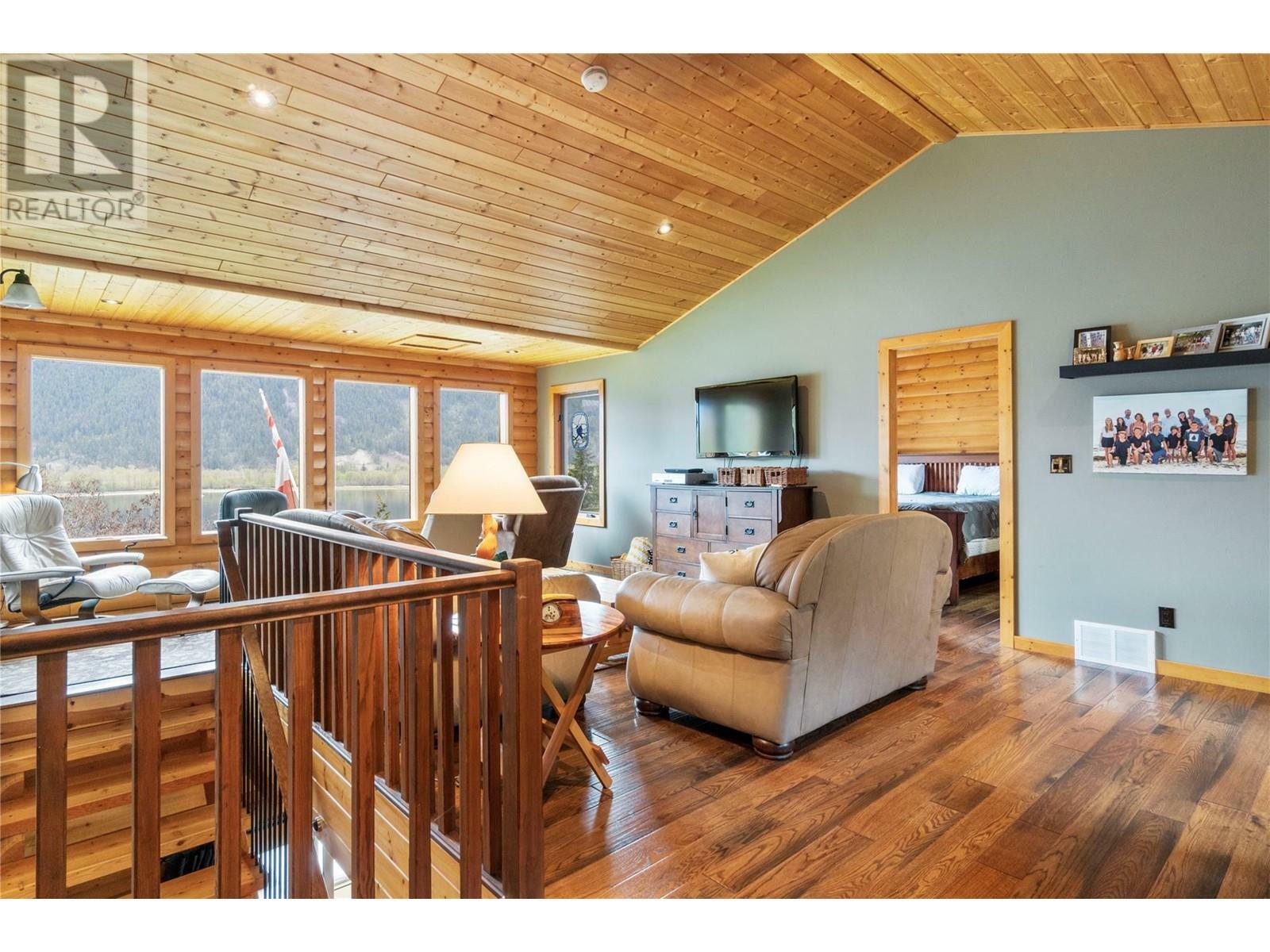 SICAMOUS, British Columbia, V0E 2V0, CA, 4 Bedrooms Bedrooms, ,3 BathroomsBathrooms,Residential,For Sale,1837612