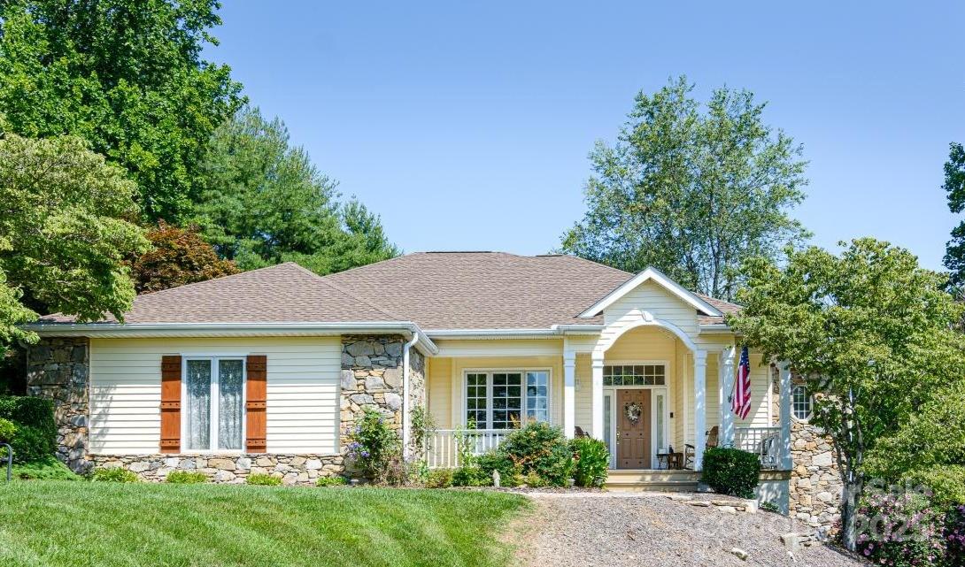 Hendersonville, North Carolina, 28739, United States, 3 Bedrooms Bedrooms, ,2 BathroomsBathrooms,Residential,For Sale,1974485