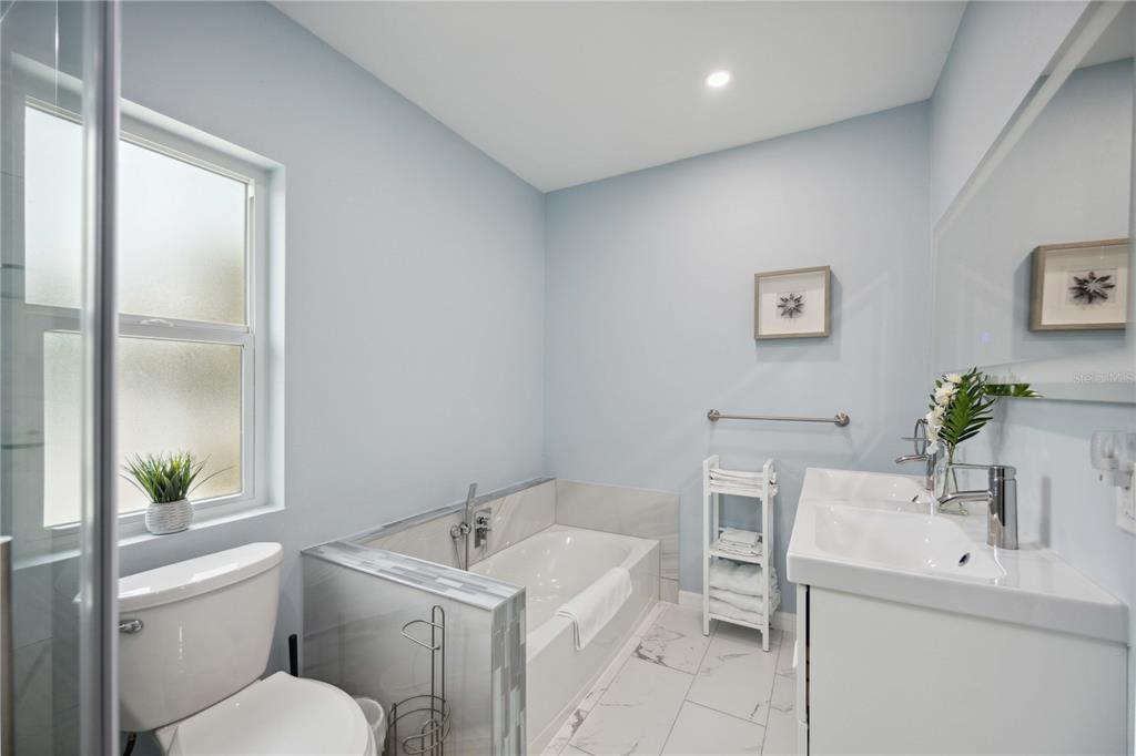 Sarasota, Florida, 34239, United States, 3 Bedrooms Bedrooms, ,2 BathroomsBathrooms,Residential,For Sale,1690637