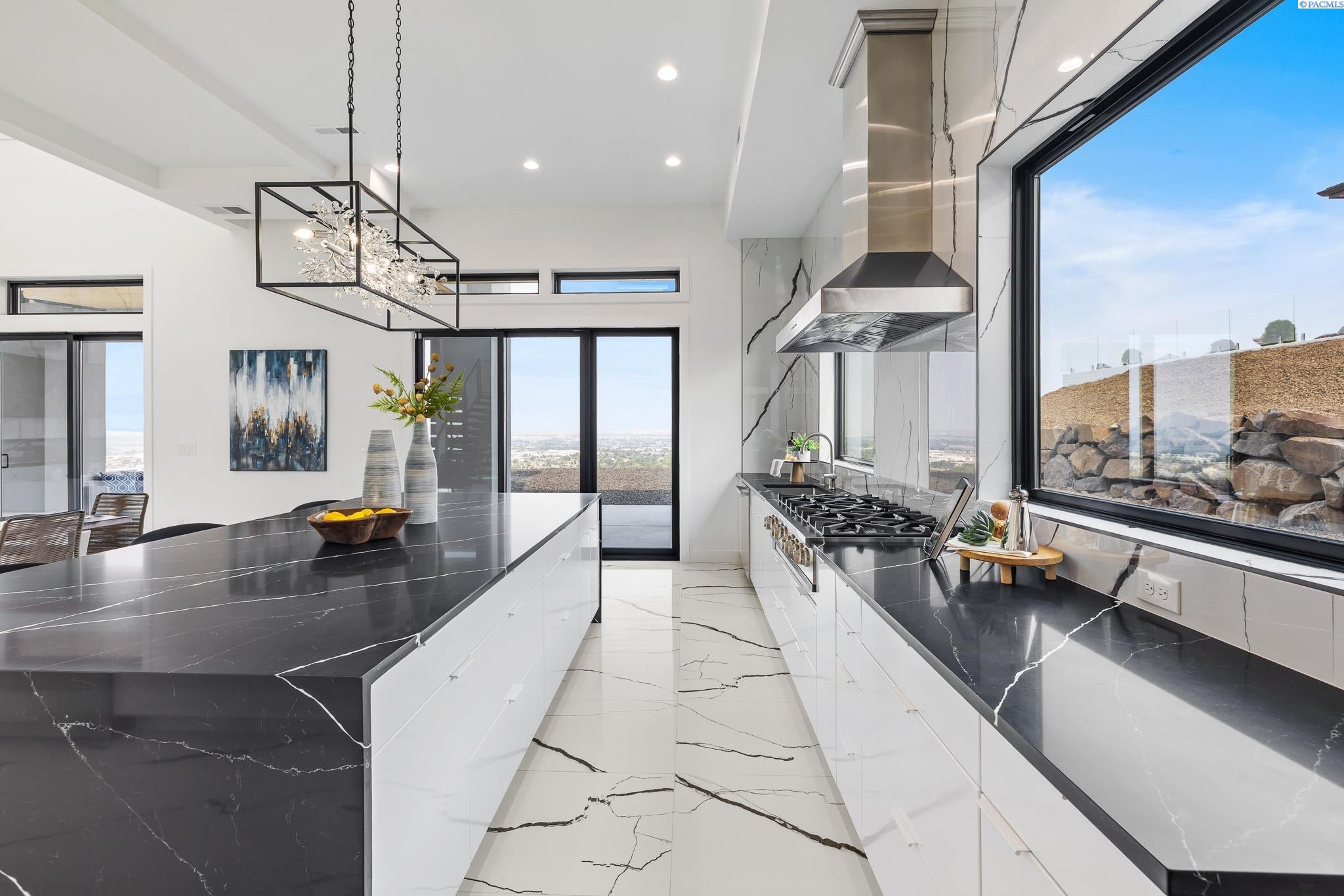 Kennewick, Washington, 99338, United States, 4 Bedrooms Bedrooms, ,6 BathroomsBathrooms,Residential,For Sale,1981644