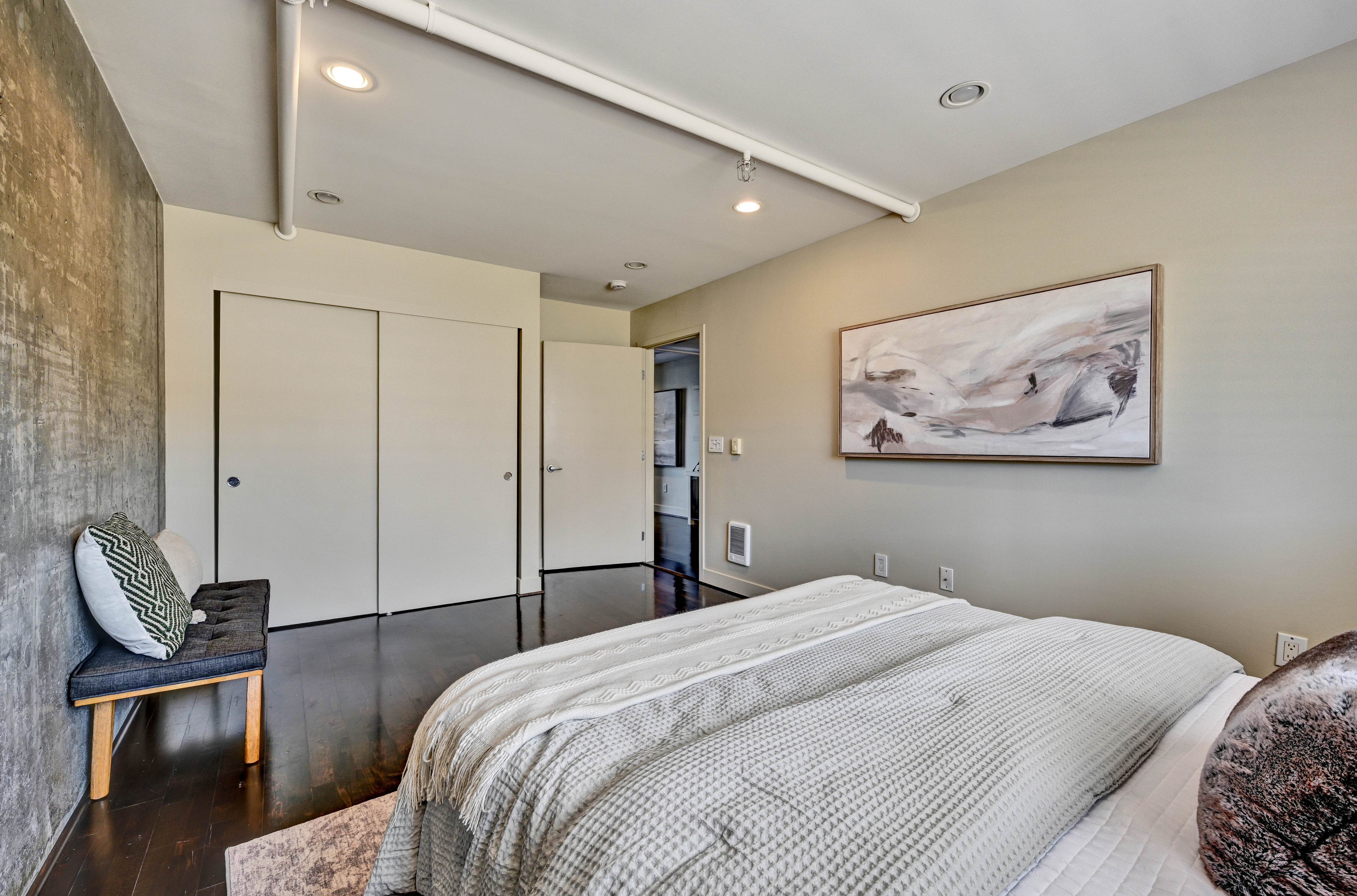  Sophisticated Penthouse Loft with Private Patio in Vibrant Jack London Square - 物件實景