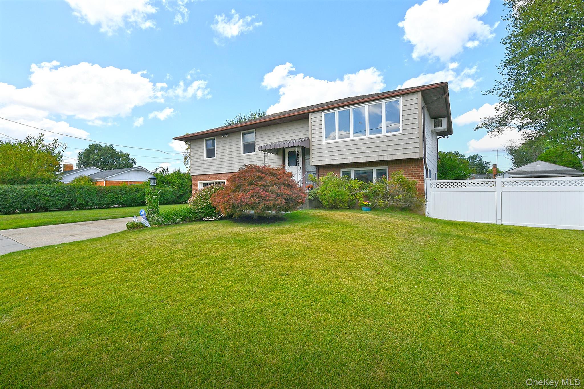 Hicksville, New York, 11801, United States, 3 Bedrooms Bedrooms, ,3 BathroomsBathrooms,Residential,For Sale,1932624