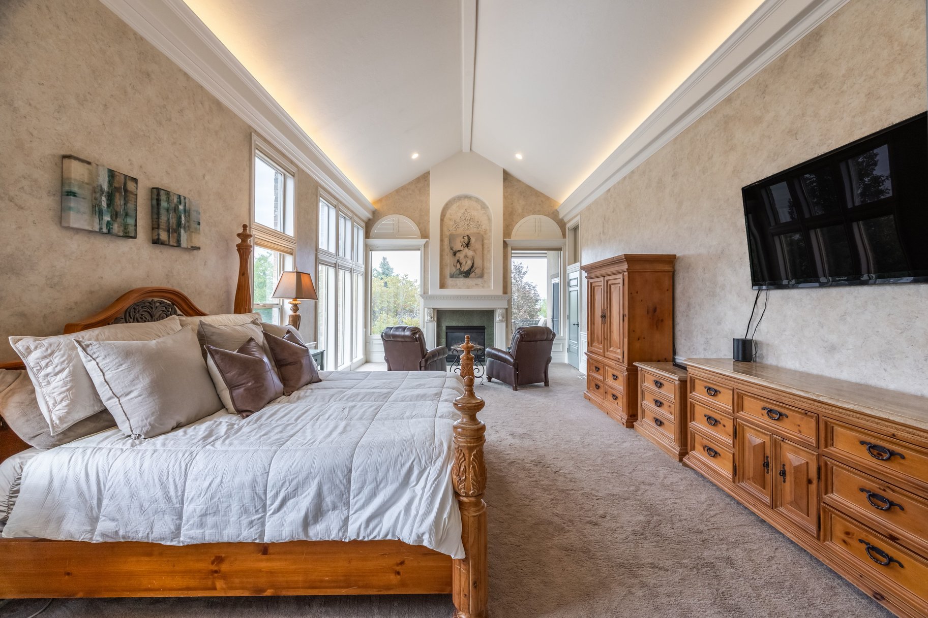  Stately Gated-Community Estate on Nearly Half an Acre: Vaulted Ceilings, Valley - 物件實景