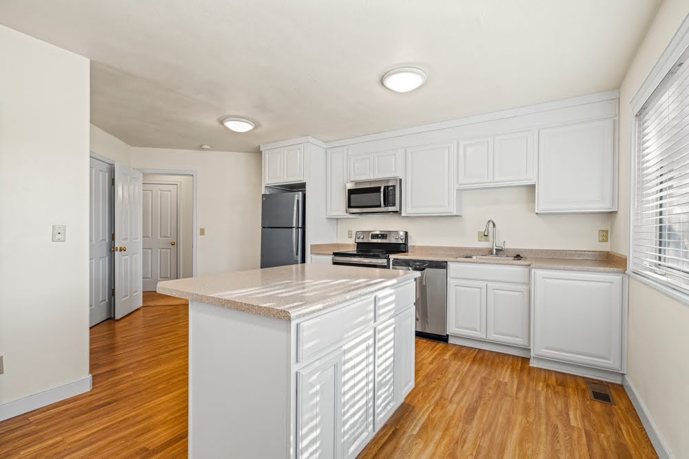 KLAMATH FALLS, Oregon, 97601, United States, 3 Bedrooms Bedrooms, ,4 BathroomsBathrooms,Residential,For Sale,1981715