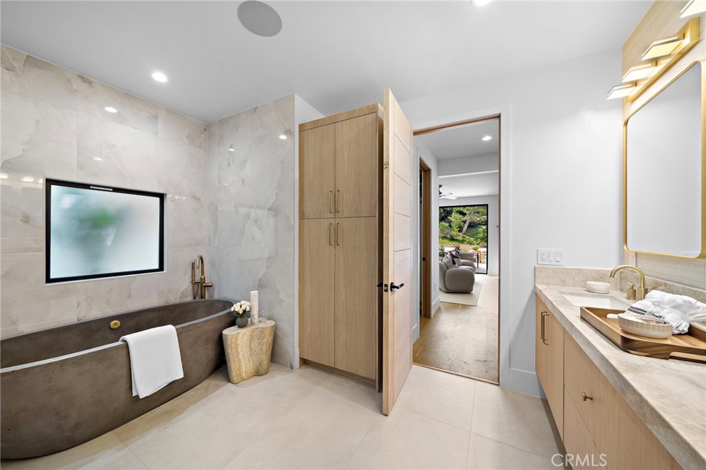 Newport Beach, California, 92660, United States, 4 Bedrooms Bedrooms, ,5 BathroomsBathrooms,Residential,For Sale,1942289