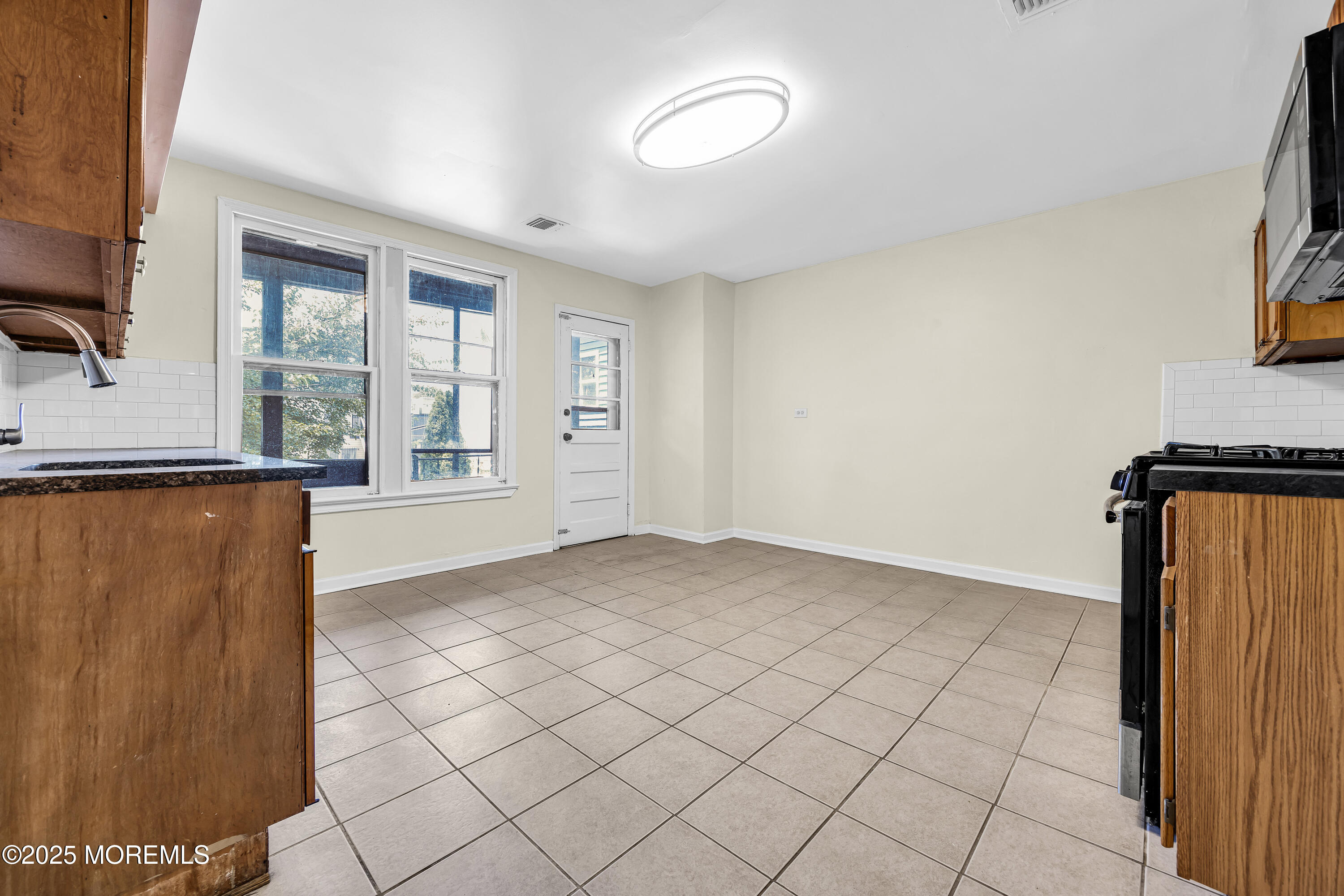 Newark, New Jersey, 07104, United States, 7 Bedrooms Bedrooms, ,3 BathroomsBathrooms,Residential,For Sale,1915900