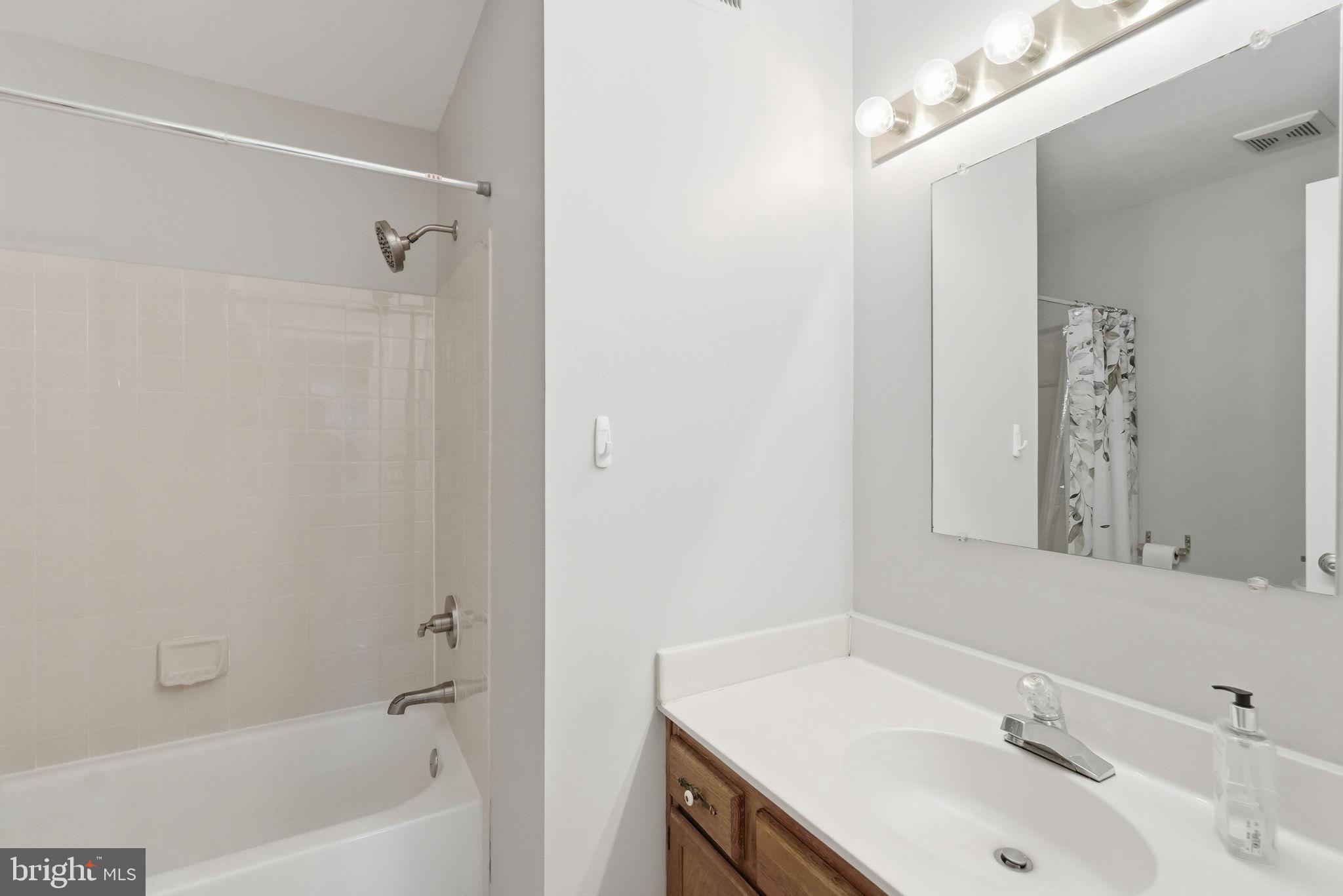 Fairfax, Virginia, 22033, United States, 2 Bedrooms Bedrooms, ,4 BathroomsBathrooms,Residential,For Sale,2001476