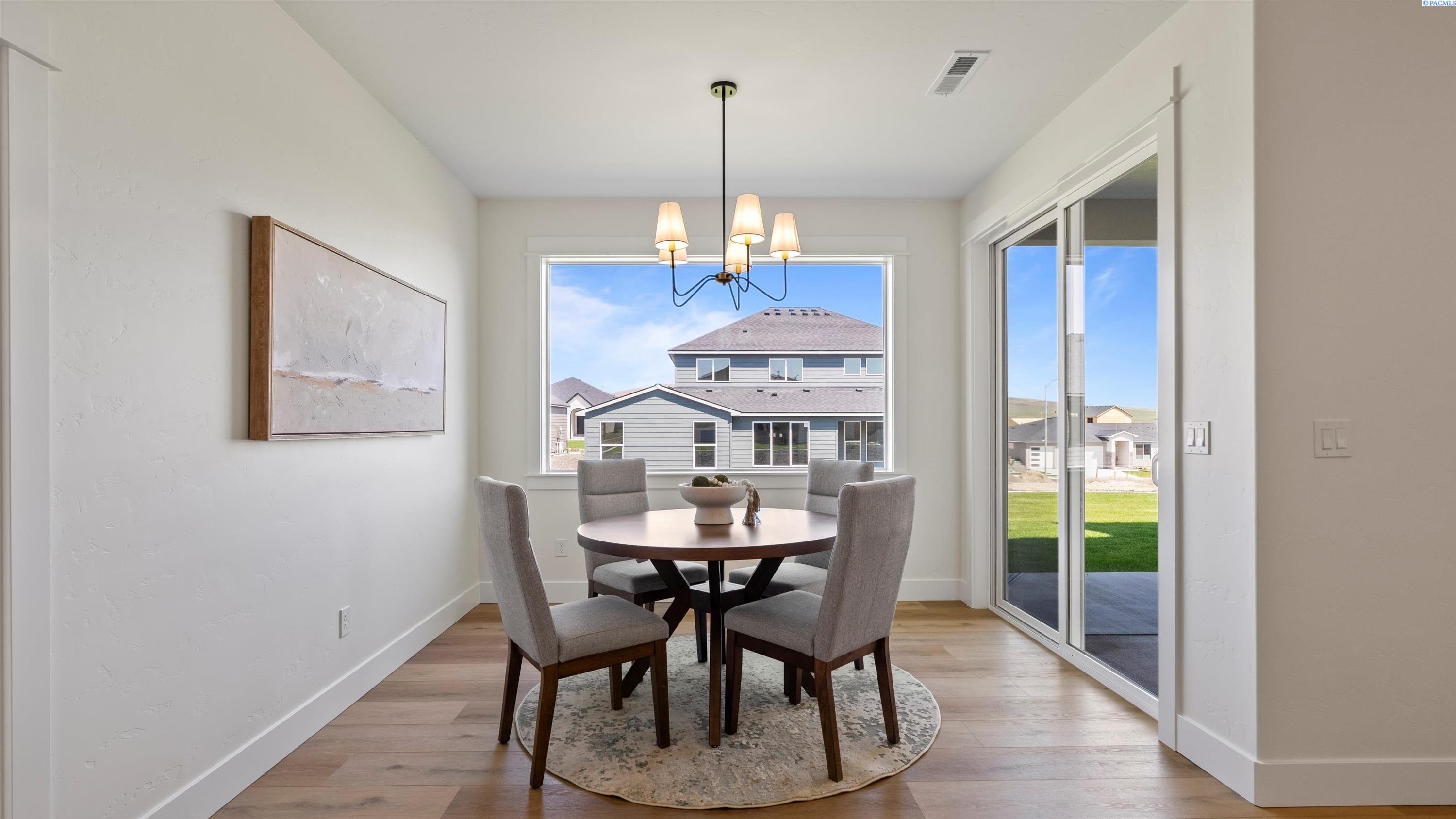 Richland, Washington, 99352, United States, 4 Bedrooms Bedrooms, ,3 BathroomsBathrooms,Residential,For Sale,1996125