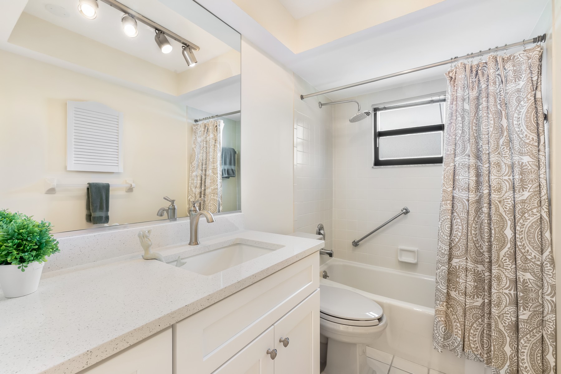 950 Palm Avenue Unit #304 - 物件實景
