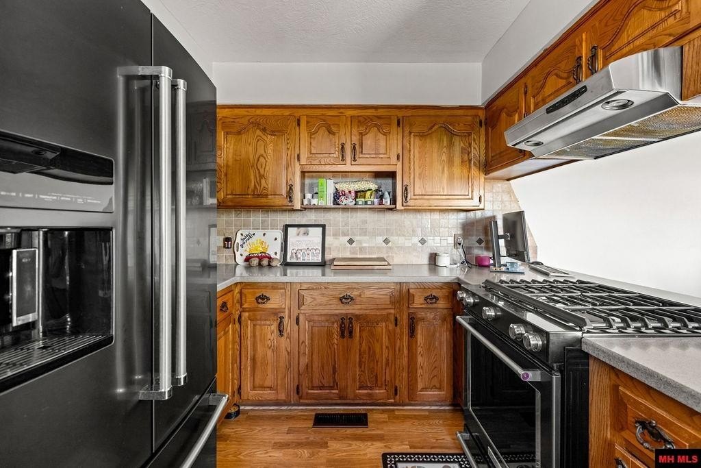 Gainesville, Missouri, 65655, United States, 4 Bedrooms Bedrooms, ,3 BathroomsBathrooms,Residential,For Sale,1979779