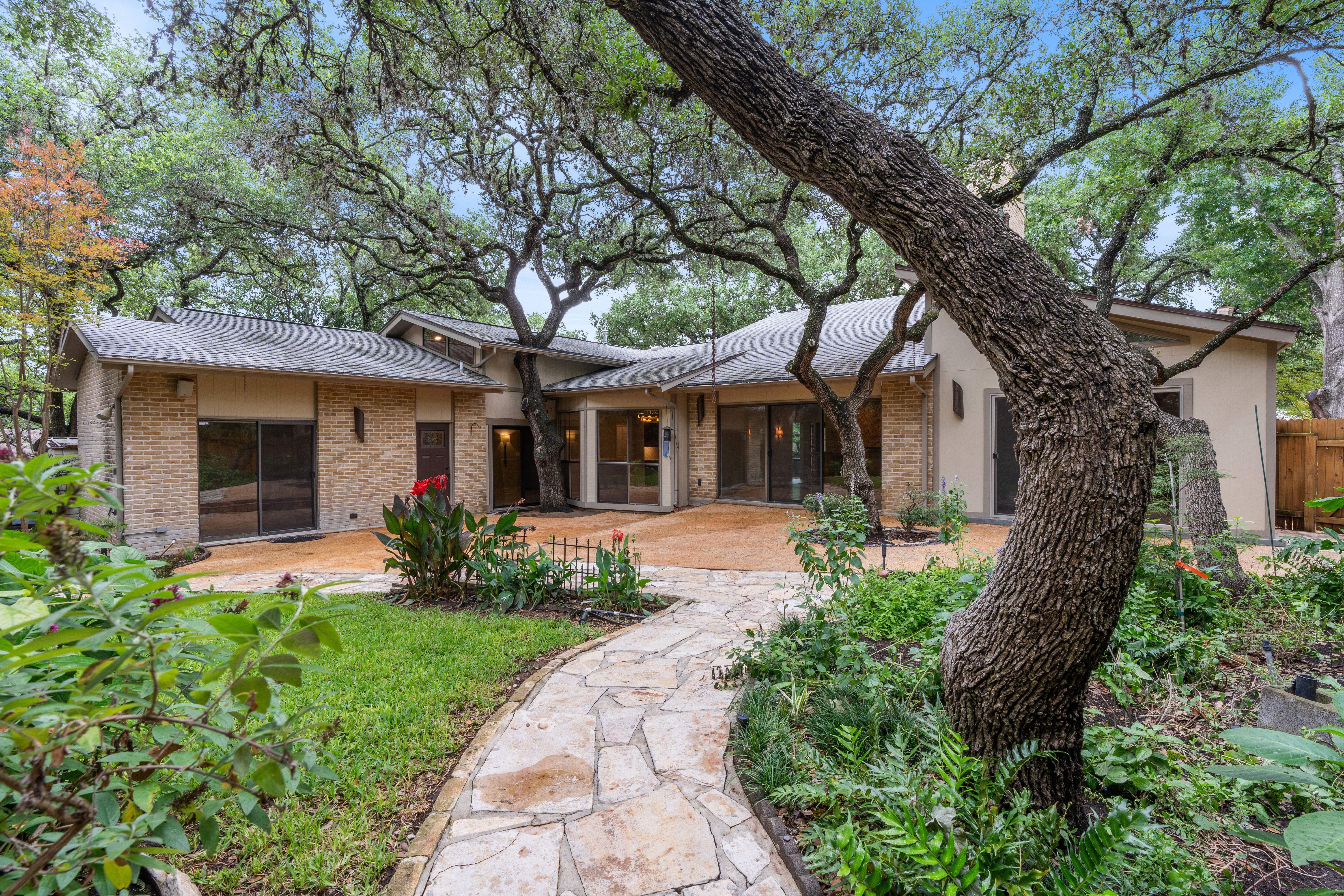  Pristine Architectural Gem in Coveted Hunters Creek - 物件實景