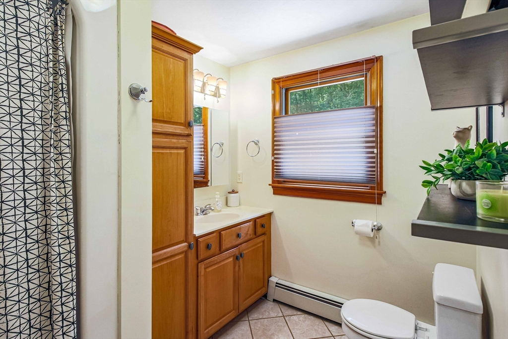 Sutton, Massachusetts, 01590, United States, 3 Bedrooms Bedrooms, ,3 BathroomsBathrooms,Residential,For Sale,1982878