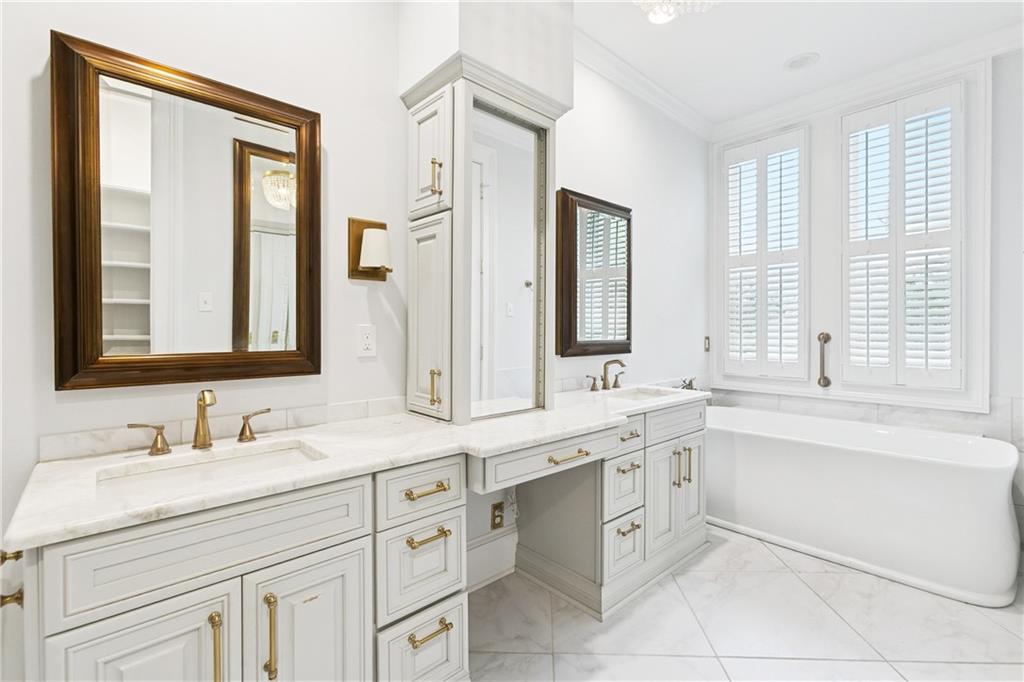 New Orleans, Louisiana, 70115, United States, 3 Bedrooms Bedrooms, ,5 BathroomsBathrooms,Residential,For Sale,2001784