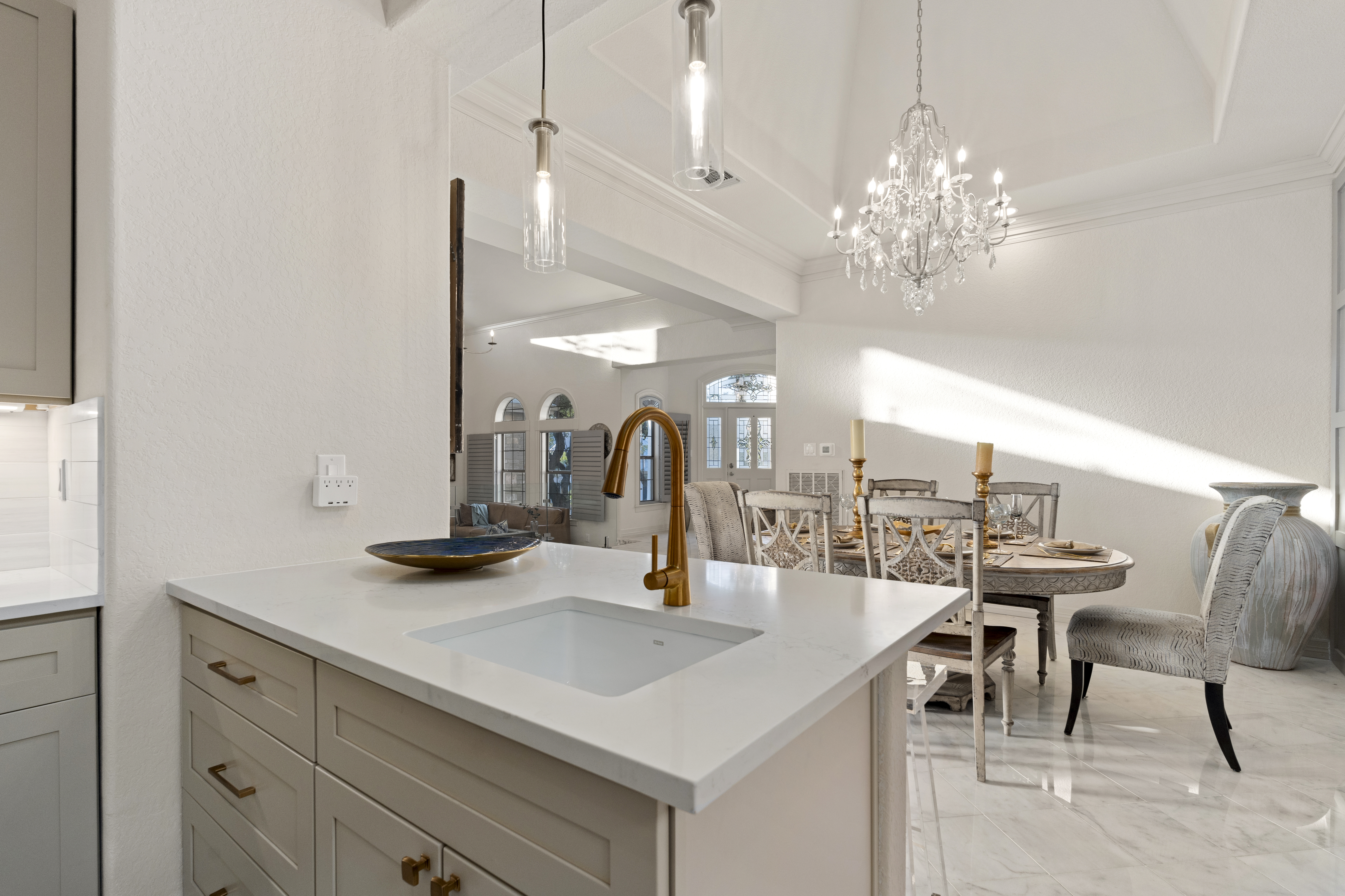  Updated Home with Captivating Interior Features - 物件實景