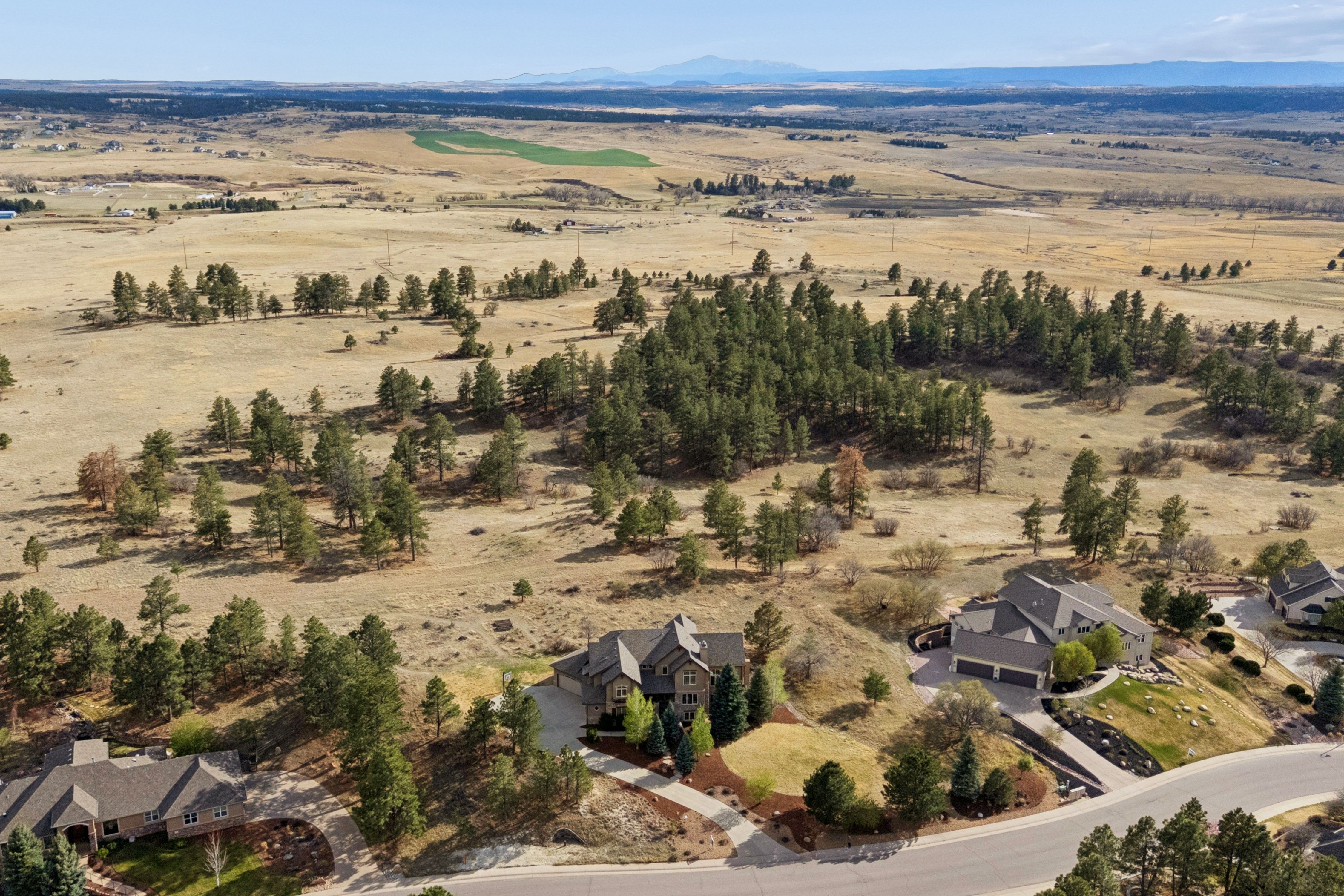  Set high on a hill in The Timbers and backing to open space - 物件實景