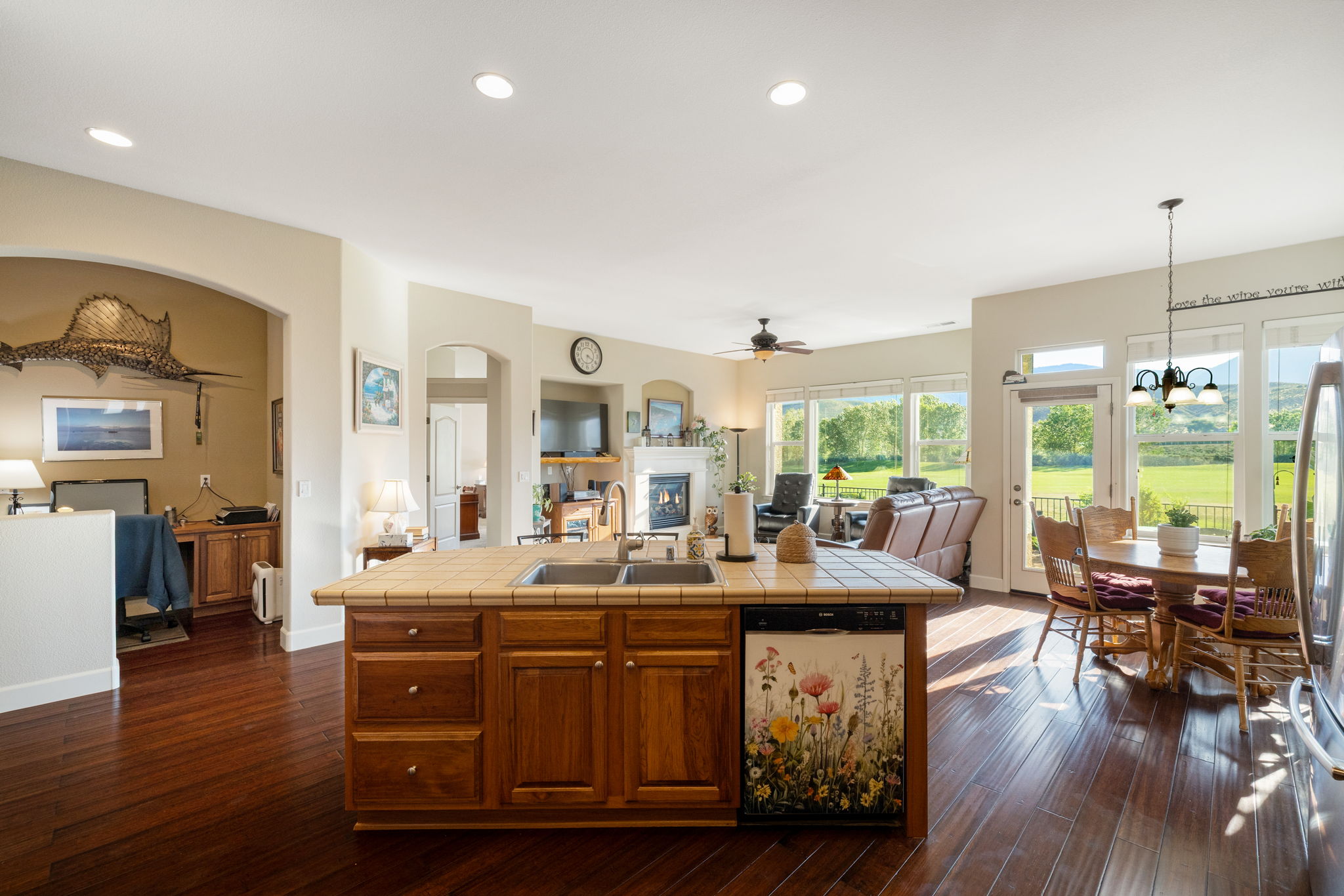  Refined Minden Living with Designer Touches and Captivating Mountain Views - 物件實景