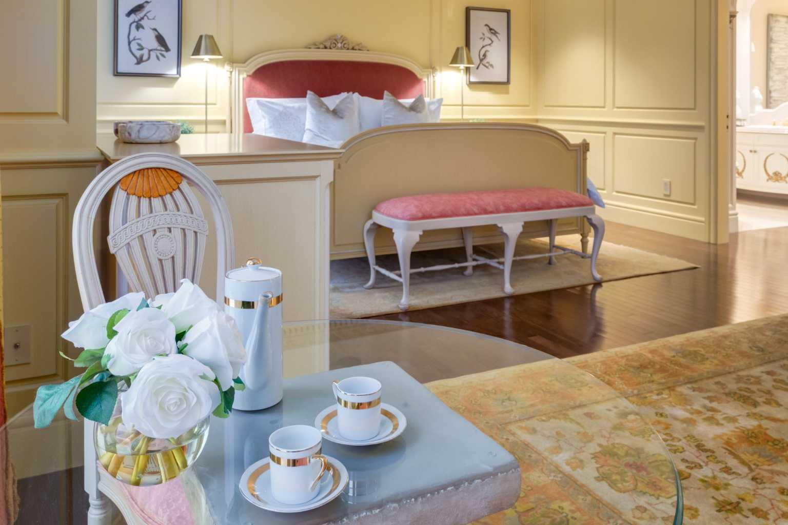 CALGARY, Alberta, T2P 5J9, CA, 2 Bedrooms Bedrooms, ,6 BathroomsBathrooms,Residential,For Sale,1987671