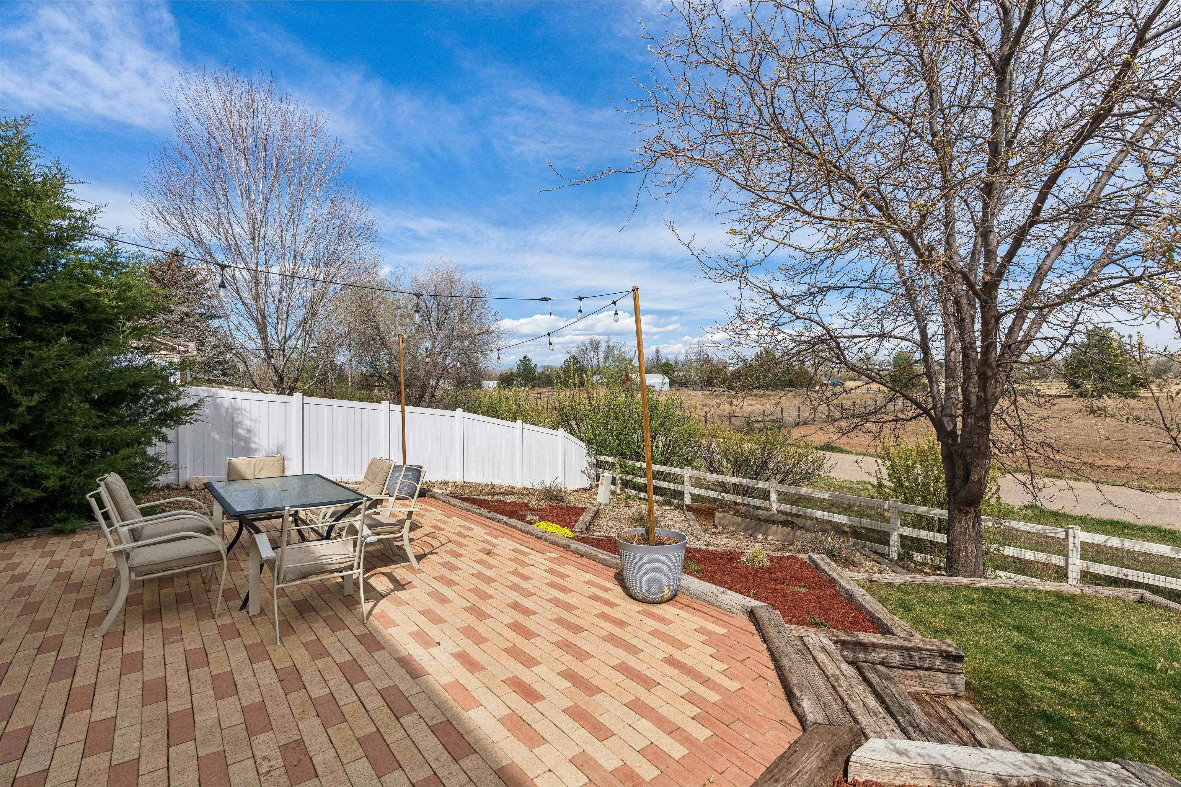  Beautifully Maintained Home Backing to Open Space with Peaceful Views - 物件實景