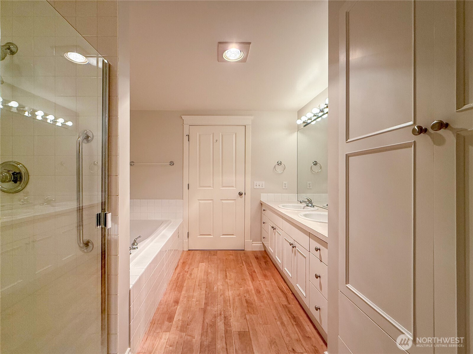 Seattle, Washington, 98199, United States, 2 Bedrooms Bedrooms, ,2 BathroomsBathrooms,Residential,For Sale,1998724