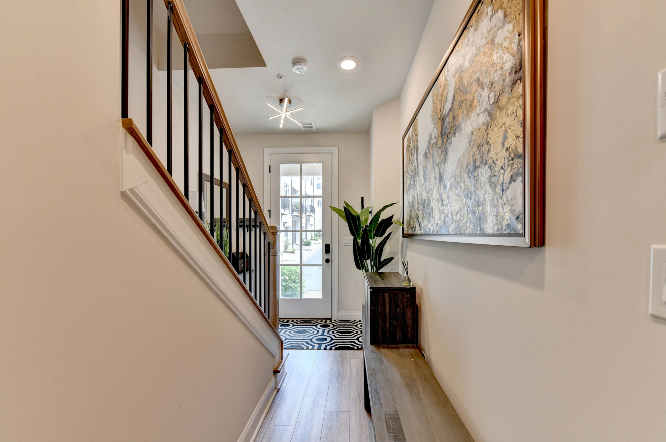  Welcome Home to this Magnificent Three-Story Townhome - 物件實景
