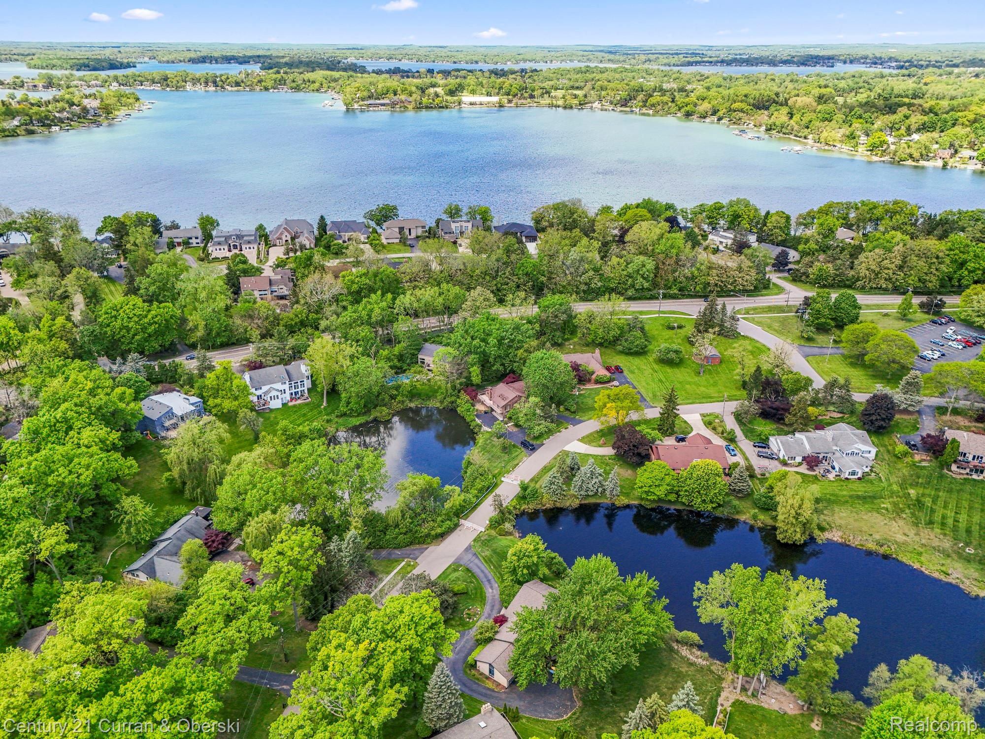 West Bloomfield Charter Township, Michigan, 48323, United States, 4 Bedrooms Bedrooms, ,4 BathroomsBathrooms,Residential,For Sale,1942642