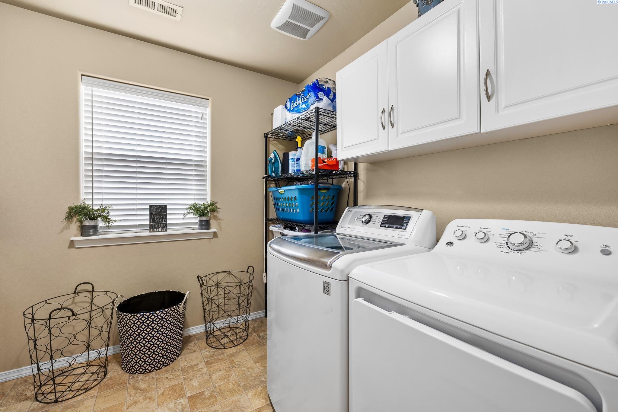 Kennewick, Washington, 99338, United States, 4 Bedrooms Bedrooms, ,3 BathroomsBathrooms,Residential,For Sale,1982934