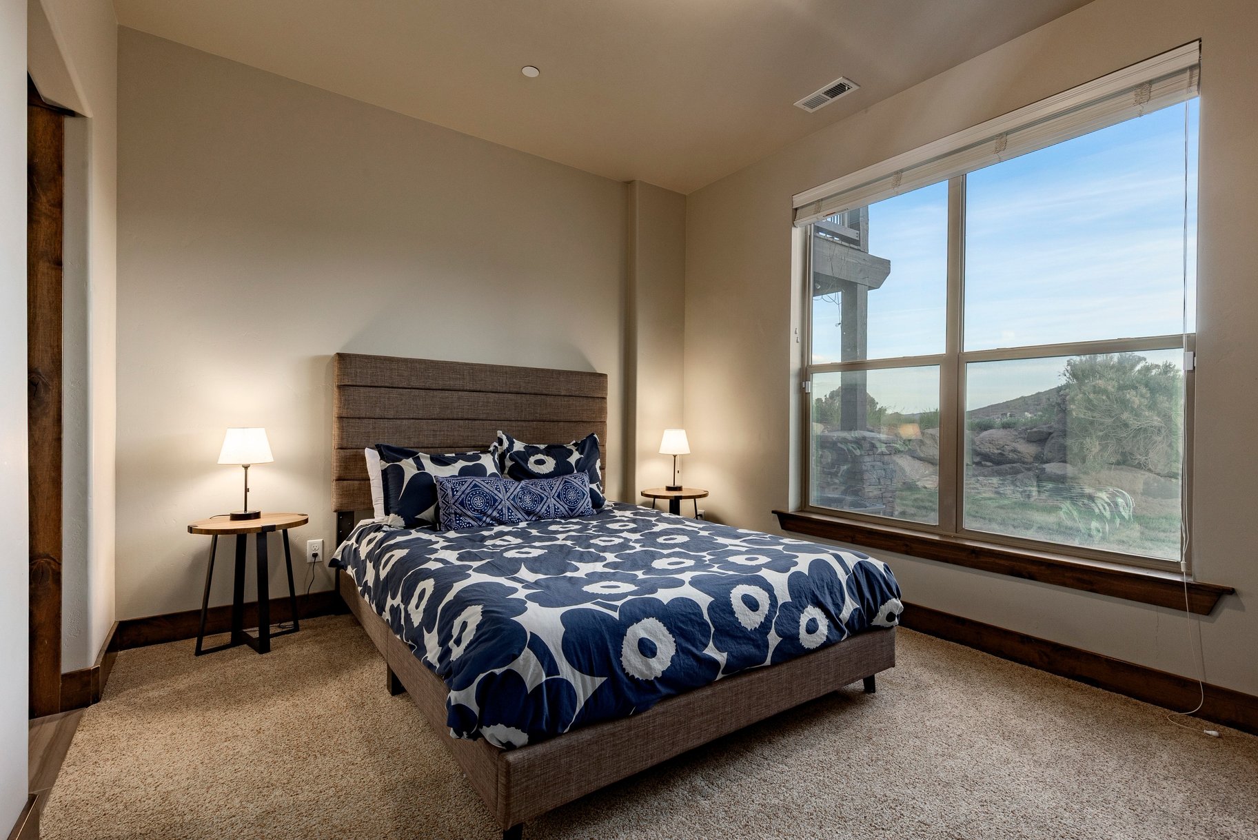  Stunning End-Unit Townhome With Loads of Natural Light - 物件實景
