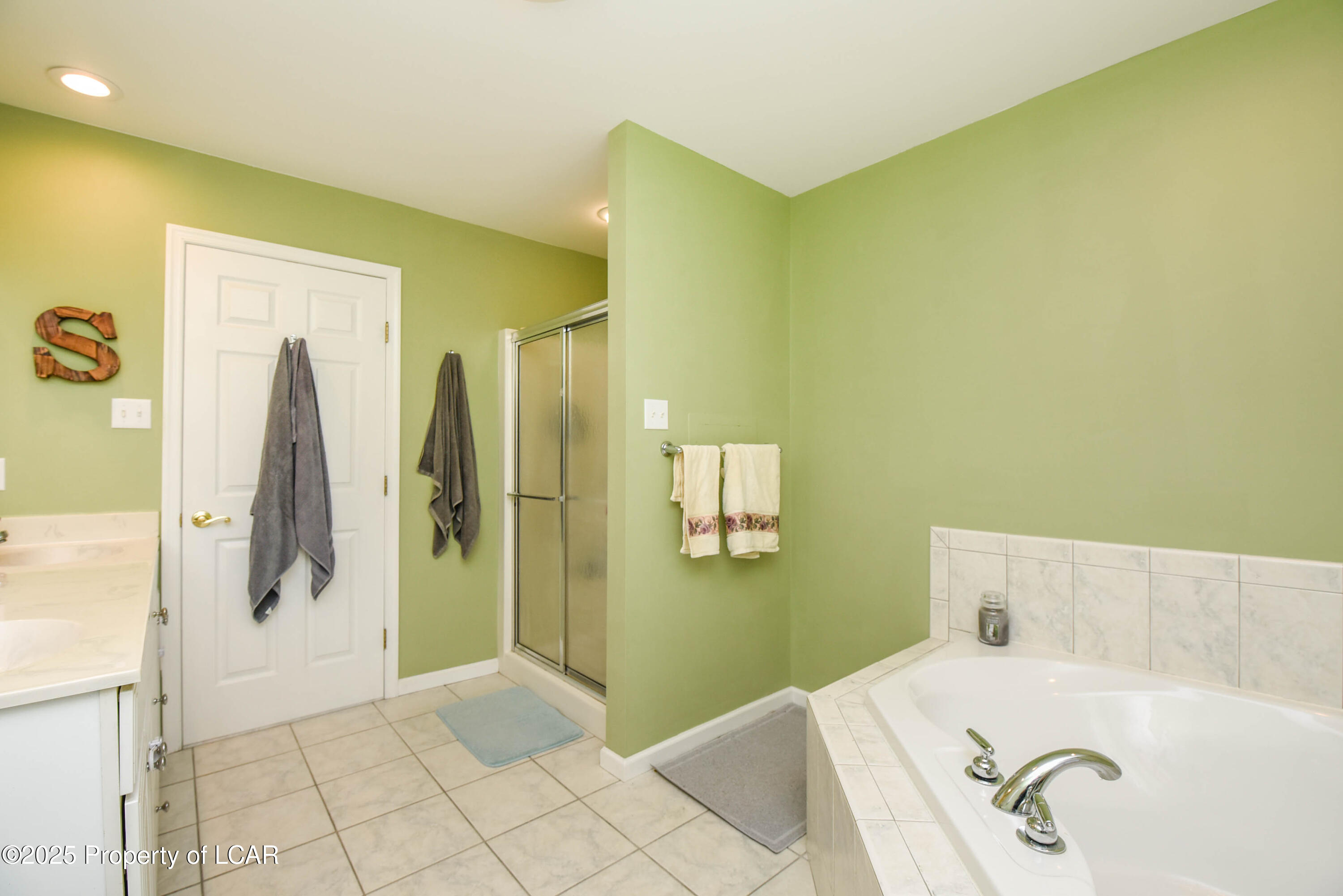 Dallas, Pennsylvania, 18612, United States, 4 Bedrooms Bedrooms, ,3 BathroomsBathrooms,Residential,For Sale,2005553