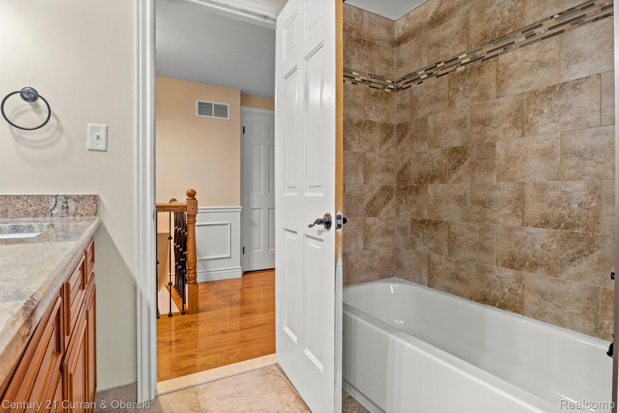 West Bloomfield Charter Township, Michigan, 48322, United States, 4 Bedrooms Bedrooms, ,3 BathroomsBathrooms,Residential,For Sale,1977559